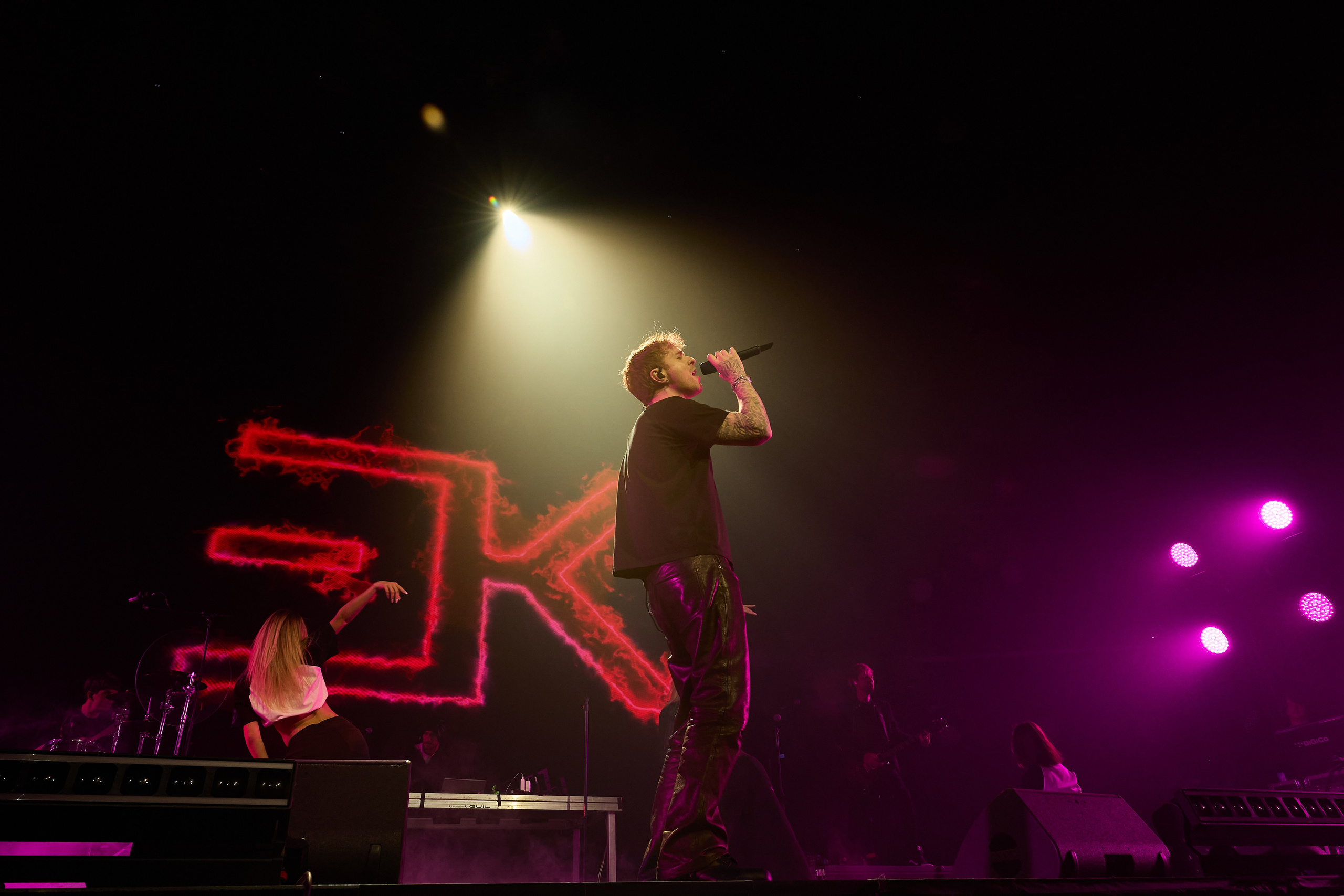 Egor Kreed. Святослав Лебедев | Рекламный фотограф — Коммерческая съемка, Арт-дирекшн, AI-интеграция