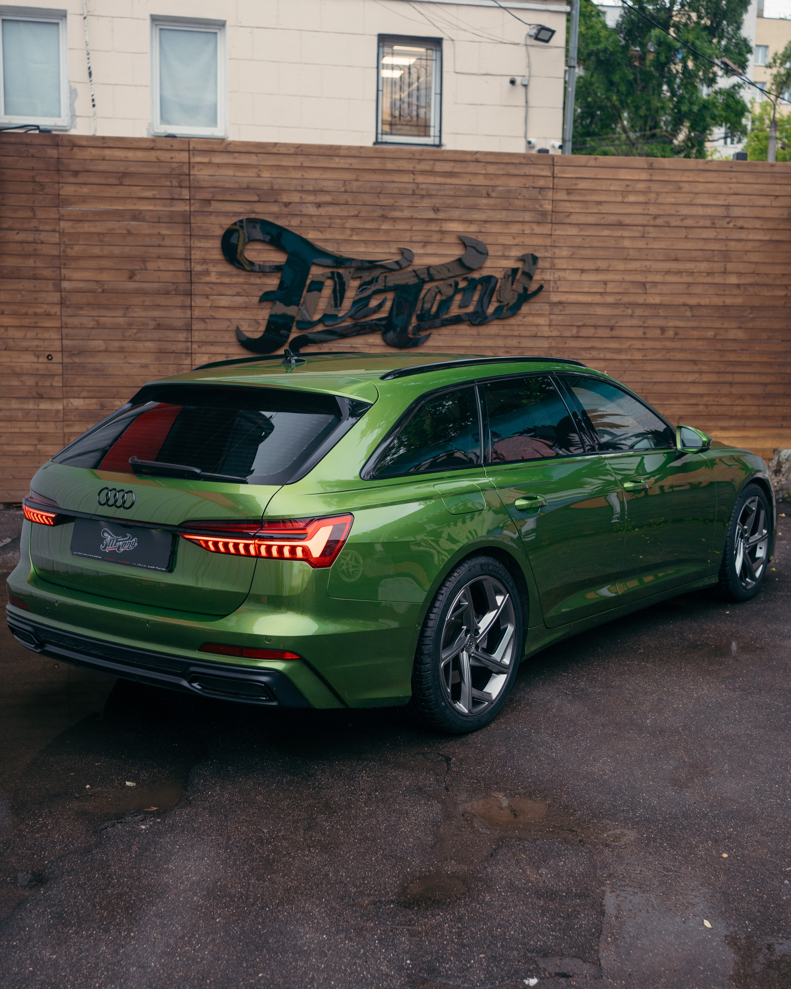 Audi A6 2 раза поменяла цвет, оклейка с проемами в зеленый и преклейка в серый. DeLorein