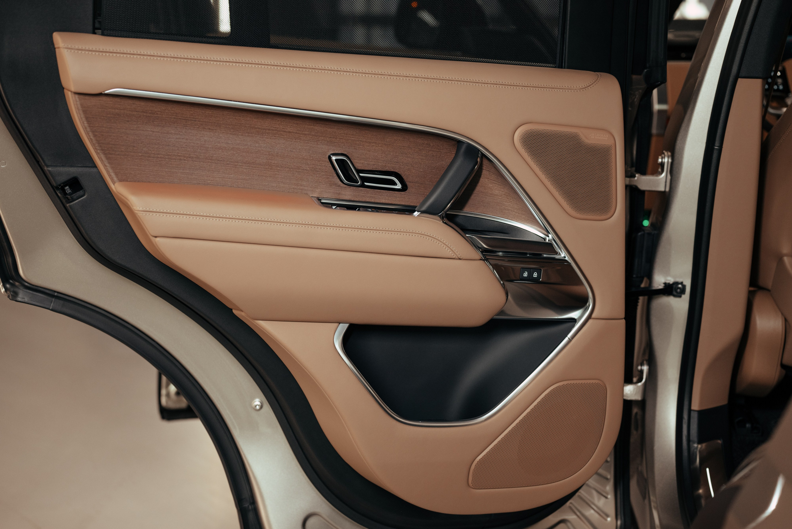 Range Rover gold on sand. DeLorein