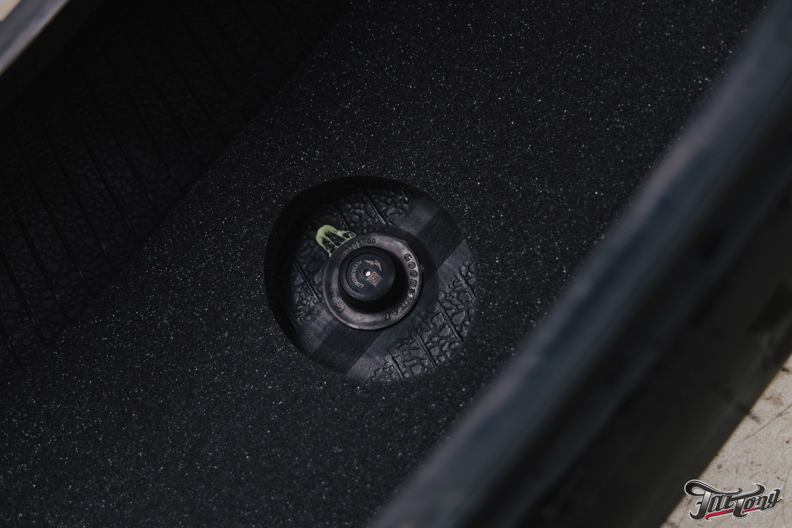 Tesla Cybertruck шиномонтаж в Fattony. DeLorein