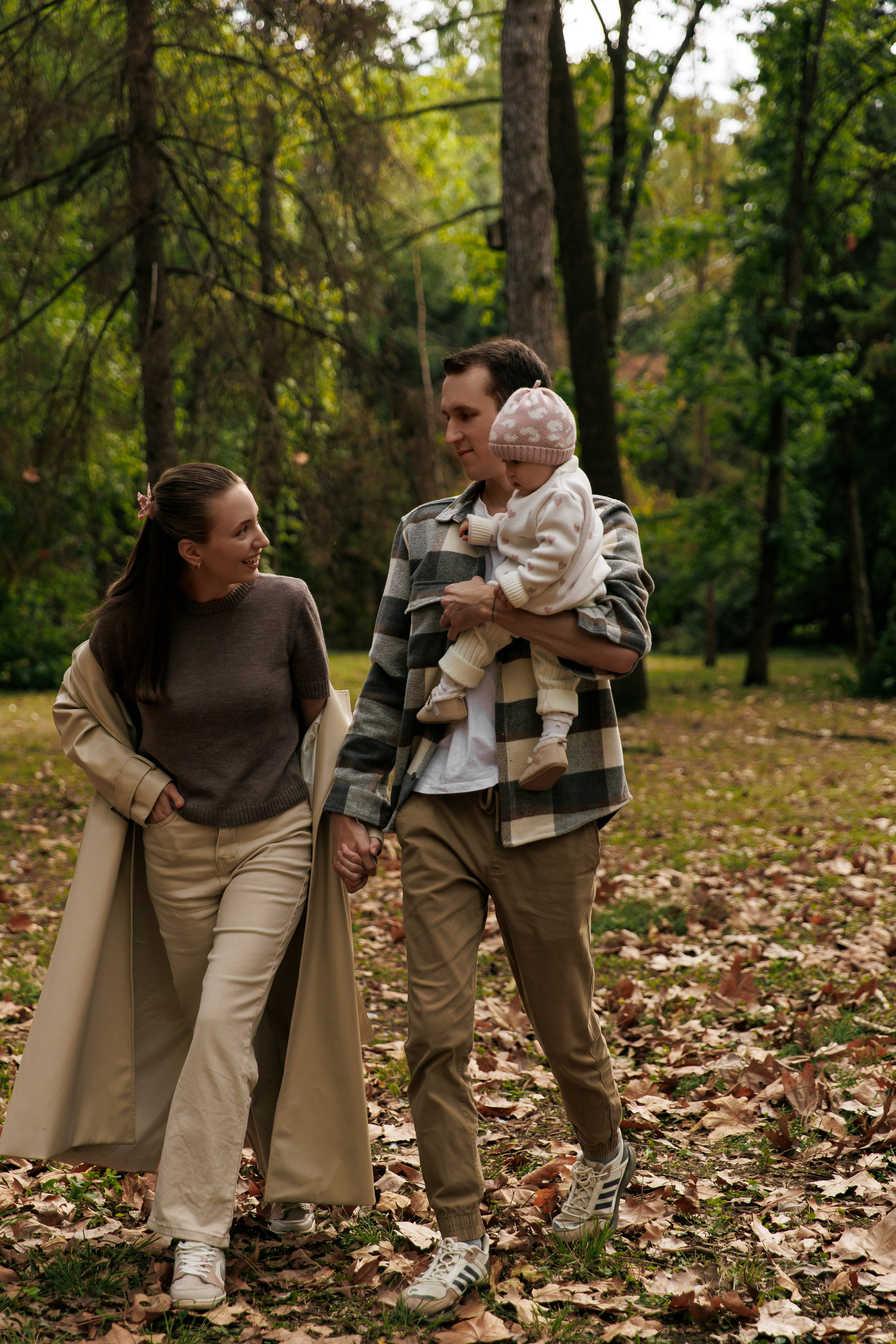 «Embracing Autumn: A Family Adventure Amidst Golden Leaves»