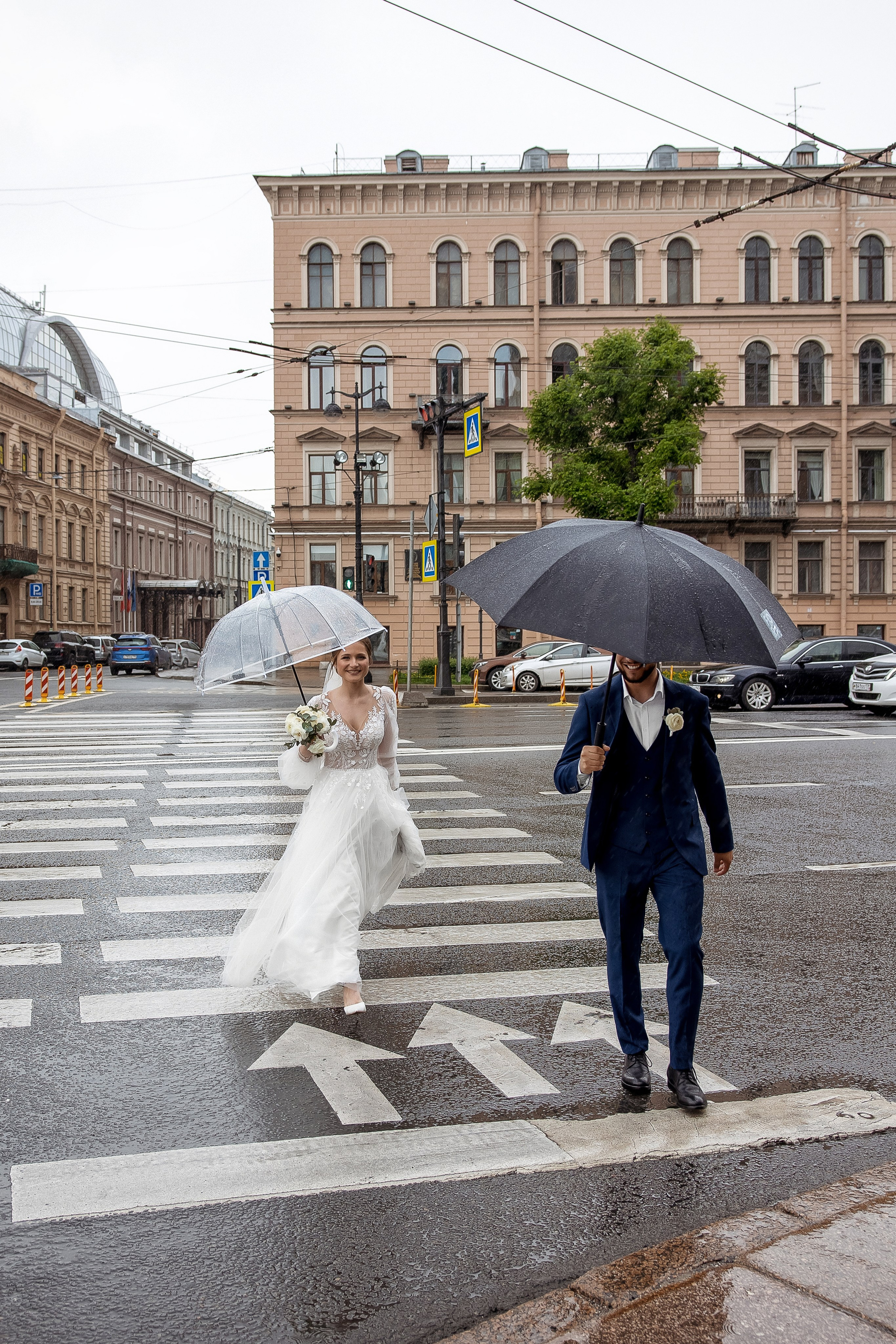 Яркая свадебная фотосессия под дождем. Свадебный и семейный фотограф Алексей Аверин