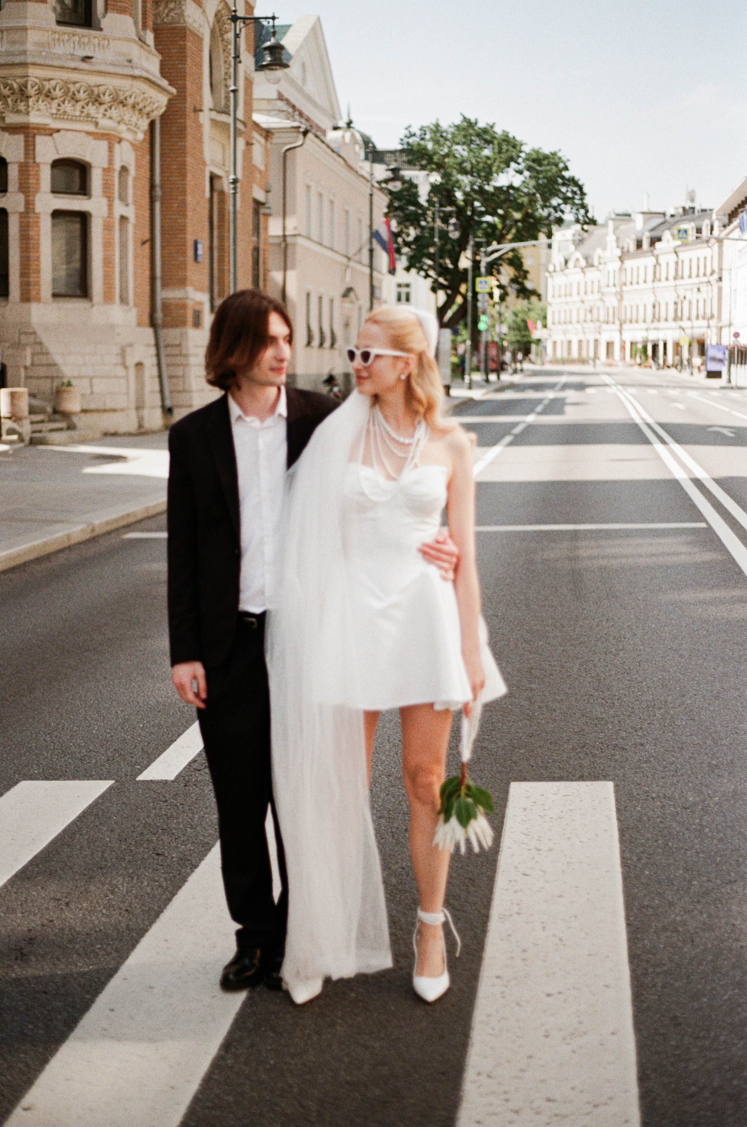 Свадебная фотосессия с автомобилем в центре Москвы, фотограф свадьбам Москва