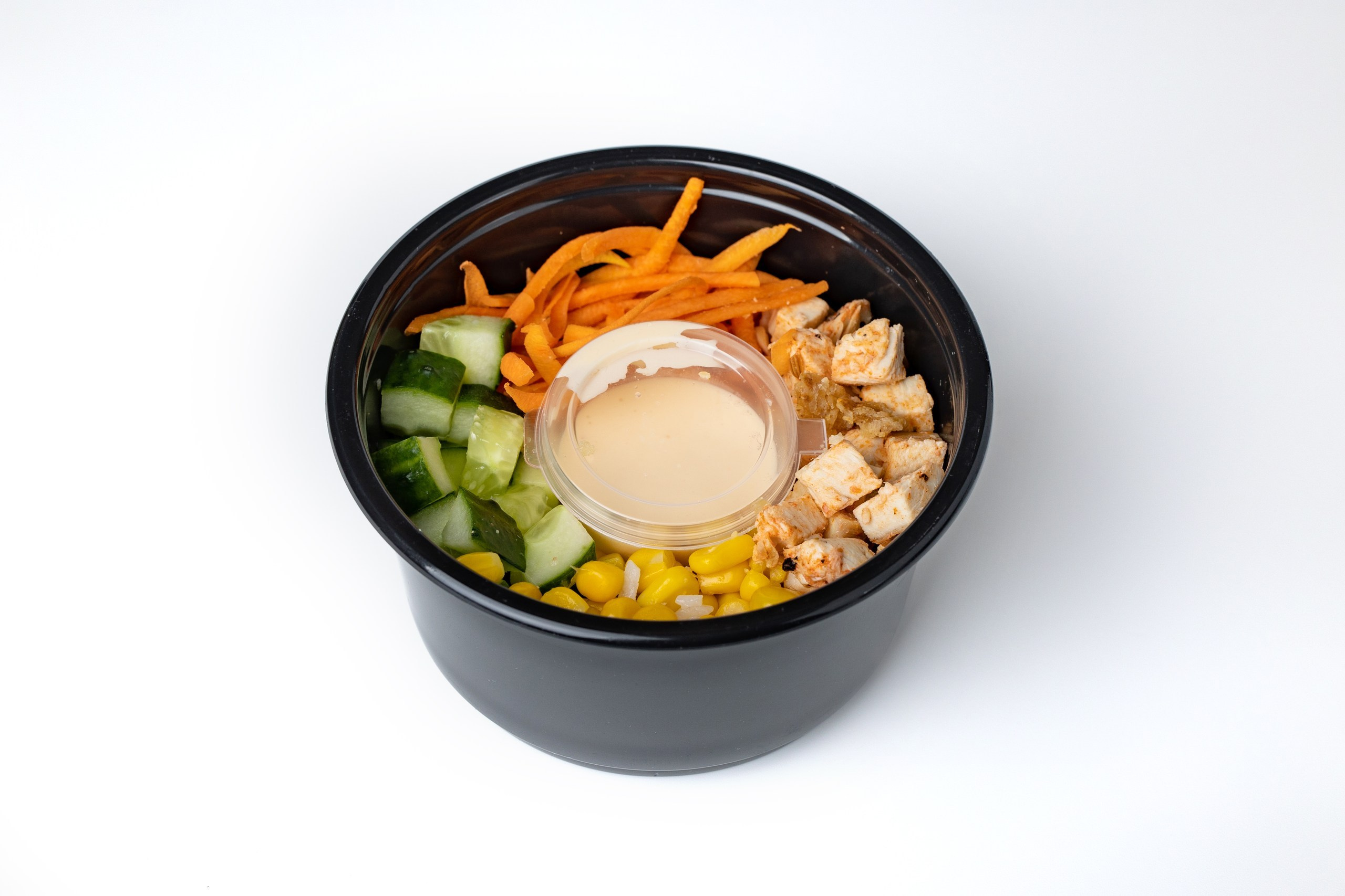 предметный фотограф казань, каталожная съемка , фудфото для меню сайта, меню пекарни, фудсъемка на белом фоне, второе блюдо, горячее, салат, Поке с куриной грудкой на белом фоне. фотосъемка для доставки еды