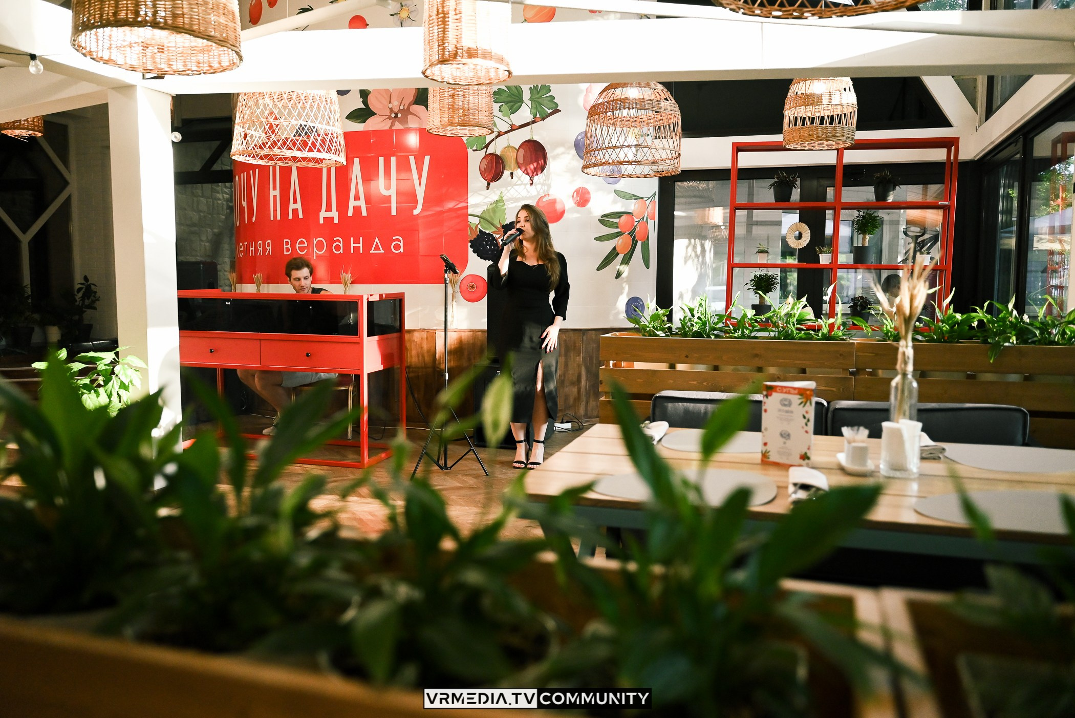 Ресторан «Volna»: Вокальный вечер на летней веранде «Хочу на дачу»