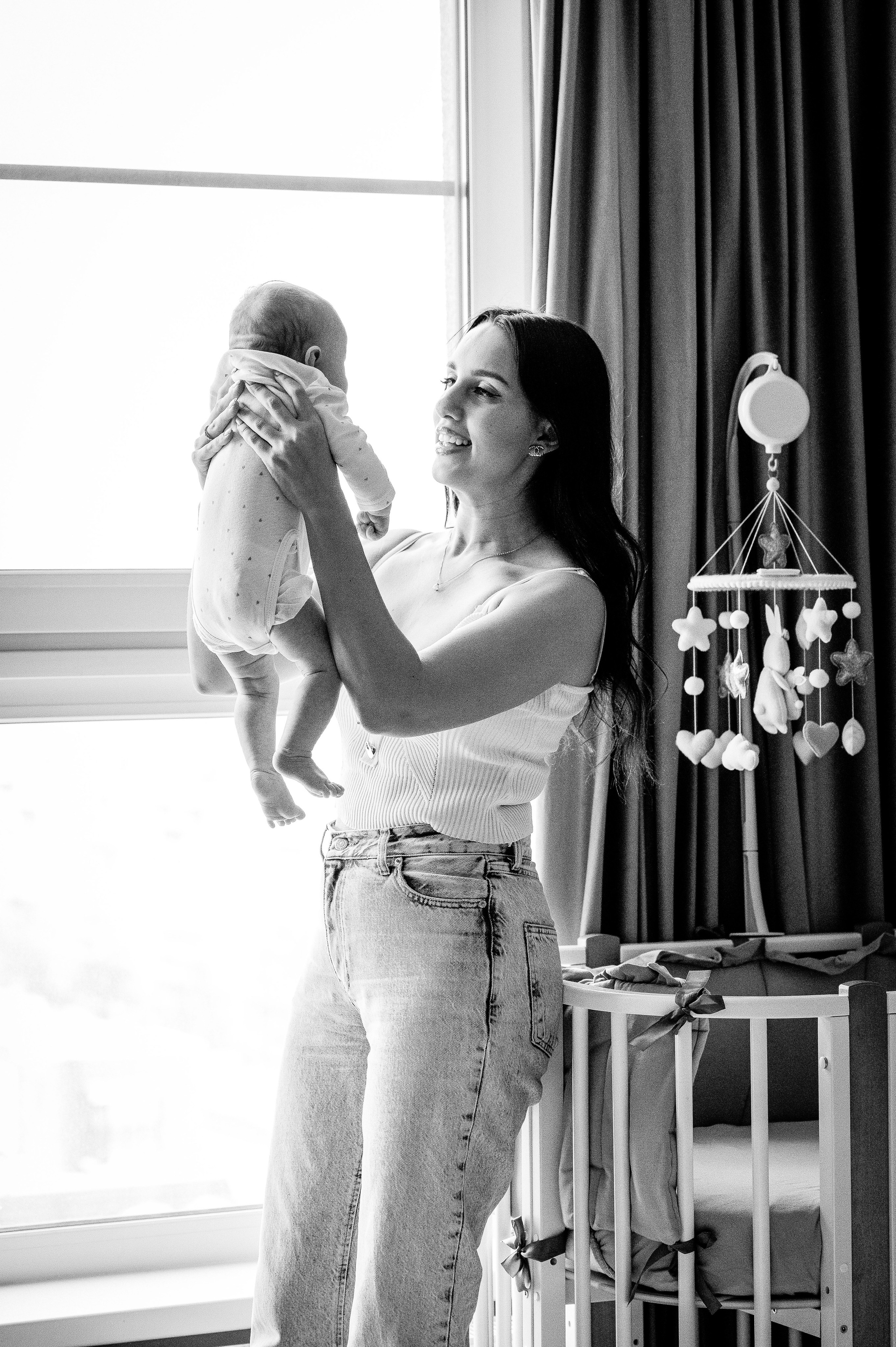 Малышка Зои с мамой и бабушками. Фотограф беременности и семьи, домашние съемки, Ньюборн