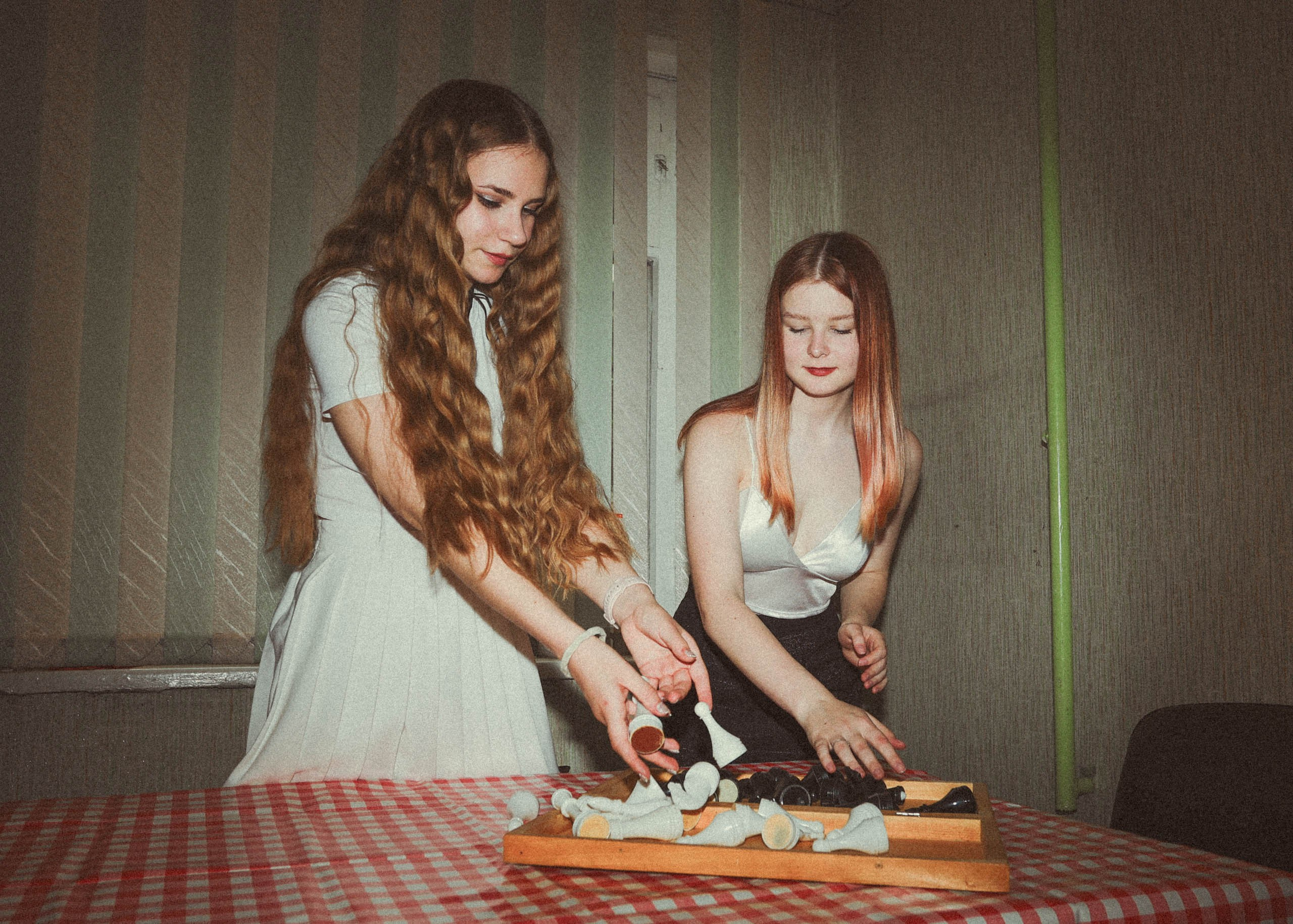 Две девицы. Фотомастерская Андрея Закоморного