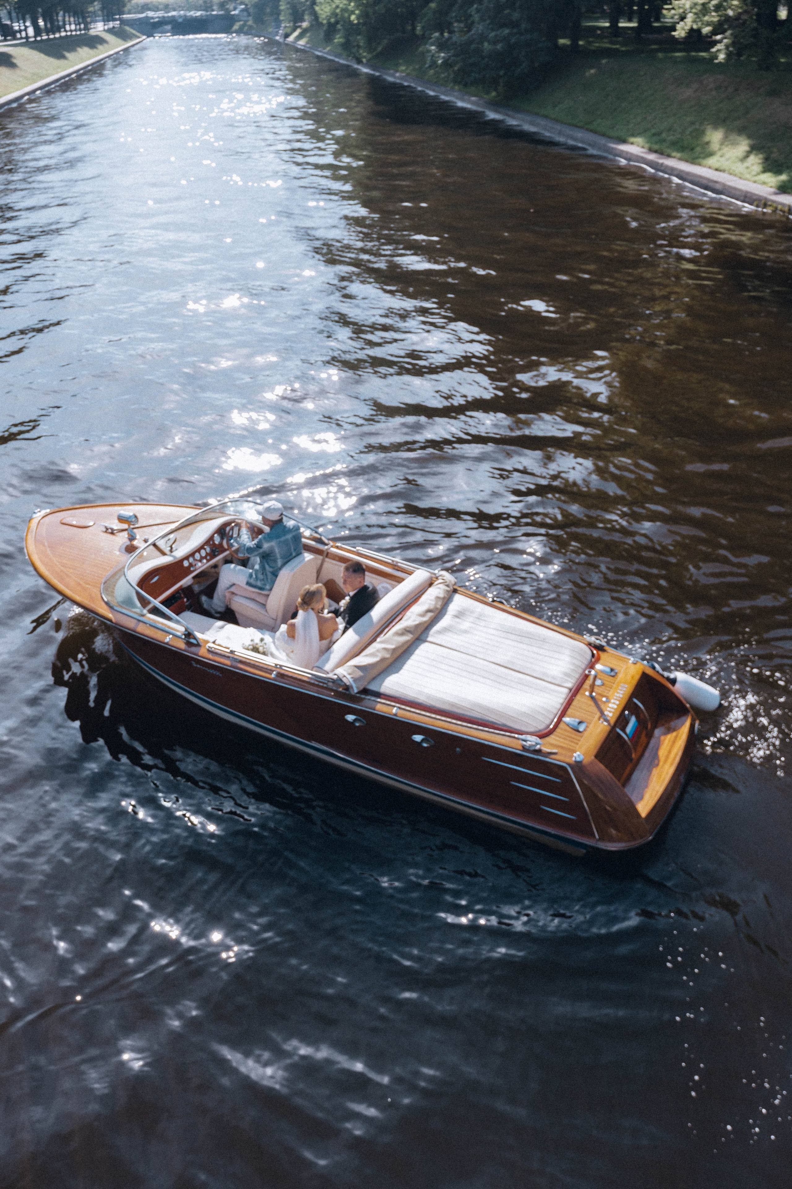 СВАДЕНБНАЯ СЬЕМКА НА КАТЕРЕ ПО КАНАЛАМ САНКТ-ПЕТЕРБУРГА И В АКВАТОРИИ НЕВЫ. Профессиональный фотограф, Санкт-Петербург — Виктория Богомолова