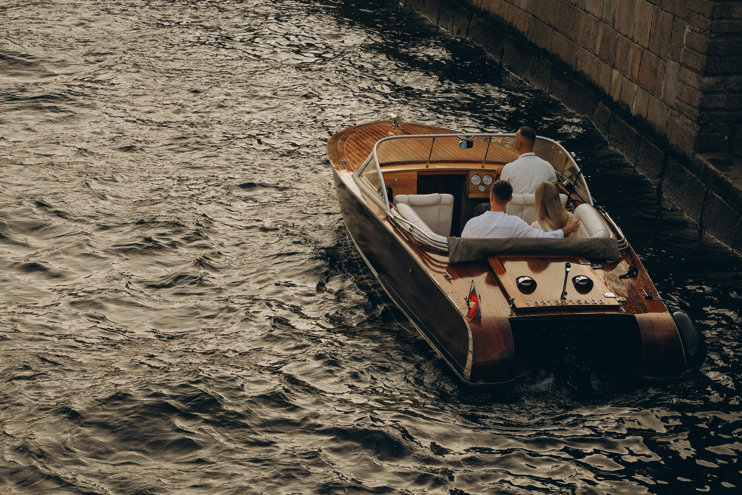 СВАДЕНБНАЯ СЬЕМКА НА КАТЕРЕ ПО КАНАЛАМ САНКТ-ПЕТЕРБУРГА И В АКВАТОРИИ НЕВЫ. Профессиональный фотограф, Санкт-Петербург — Виктория Богомолова