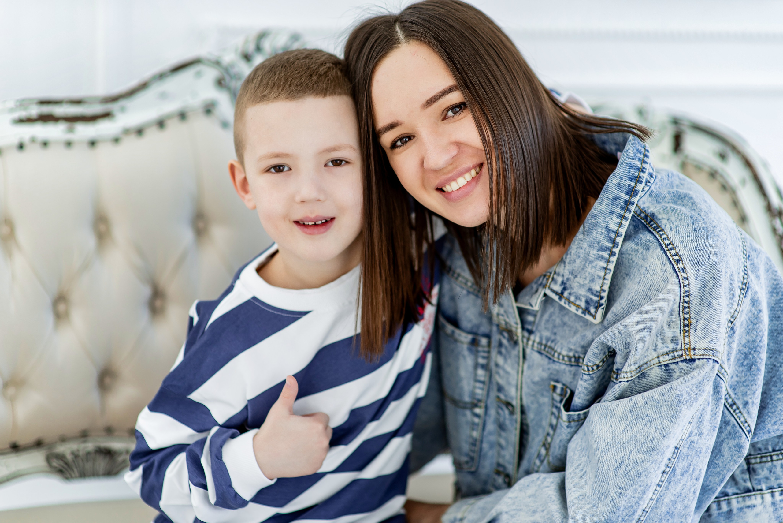 Мама обнимает сына на фотографии