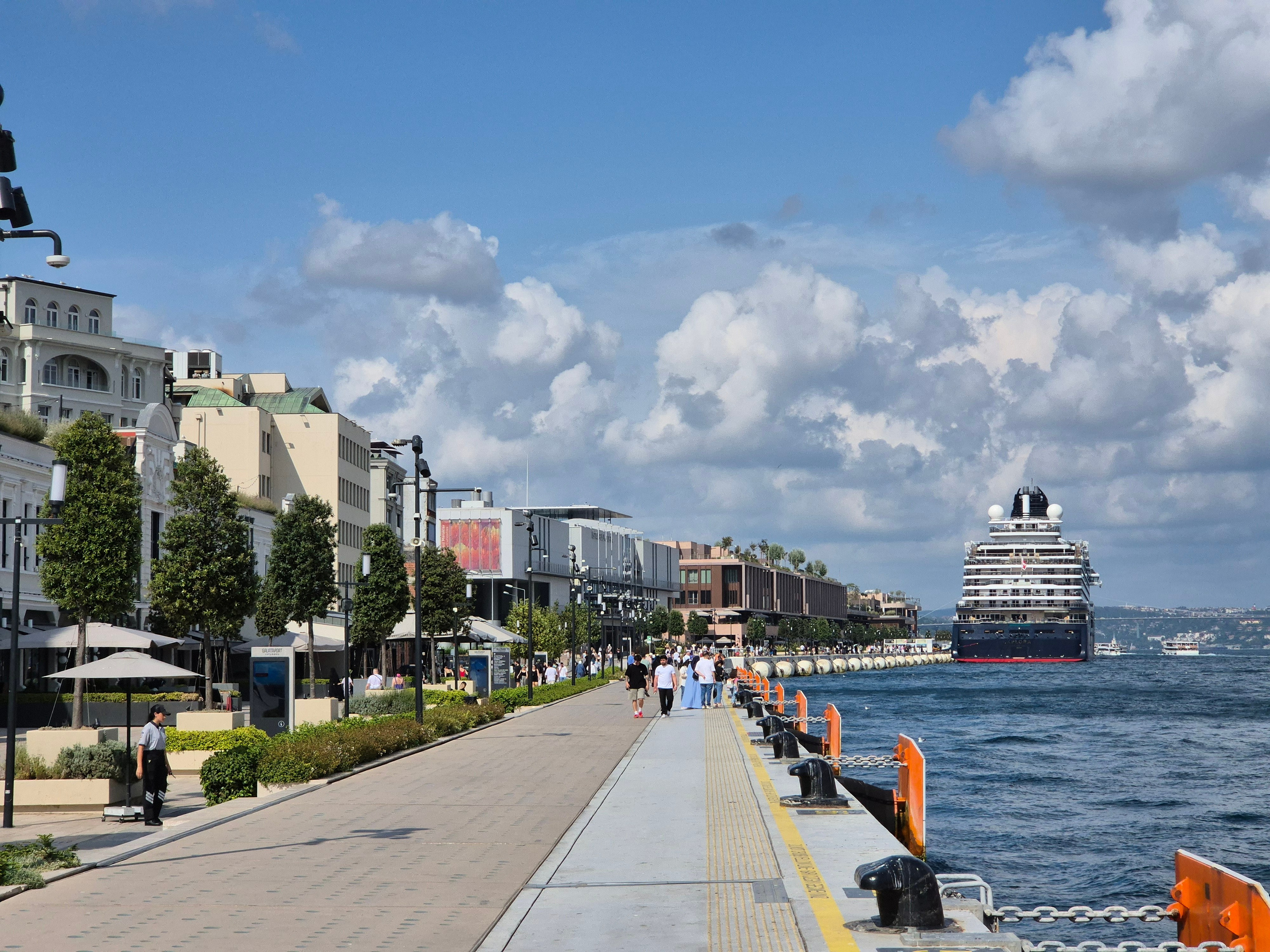 Галата порт встречал круизный лайнер