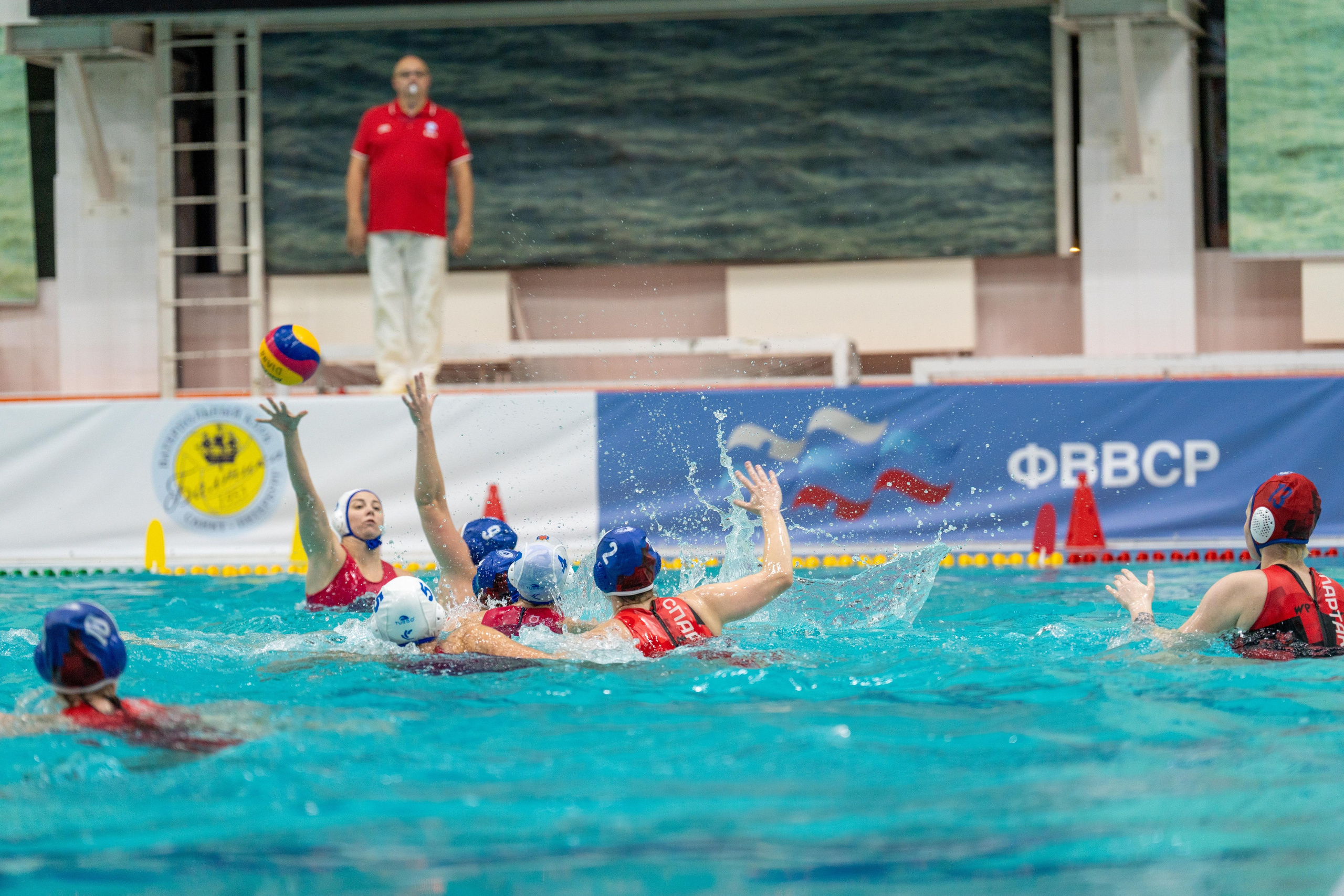 Репортажный снимок спортивного фотографа Санкт-Петербург: женский матч водного поло Диана — Спартак-Волгоград