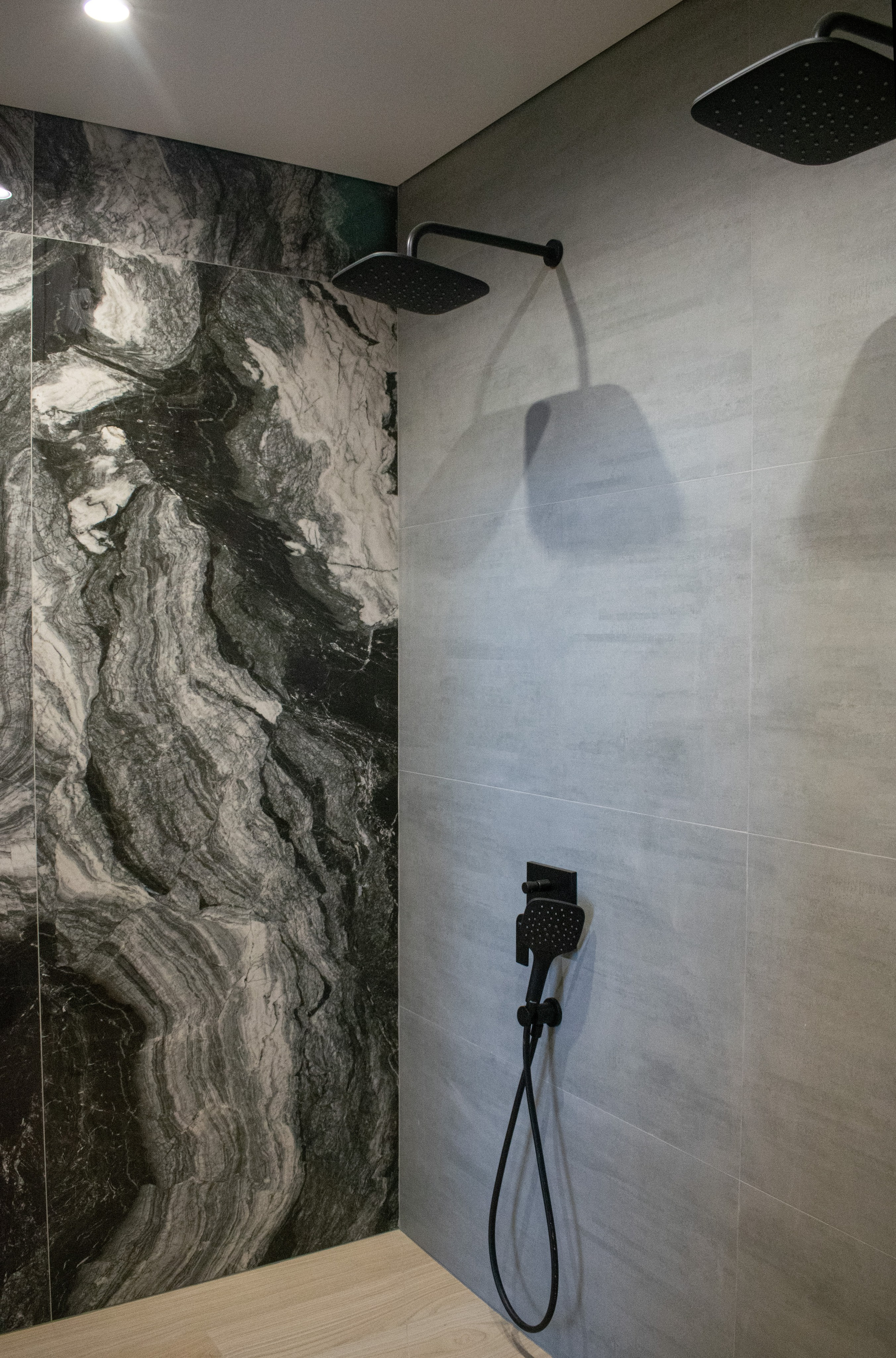 Элитный интерьер гостевого дома в Карелии в Сортавала.  Душевая комната, отделанная мрамором.
