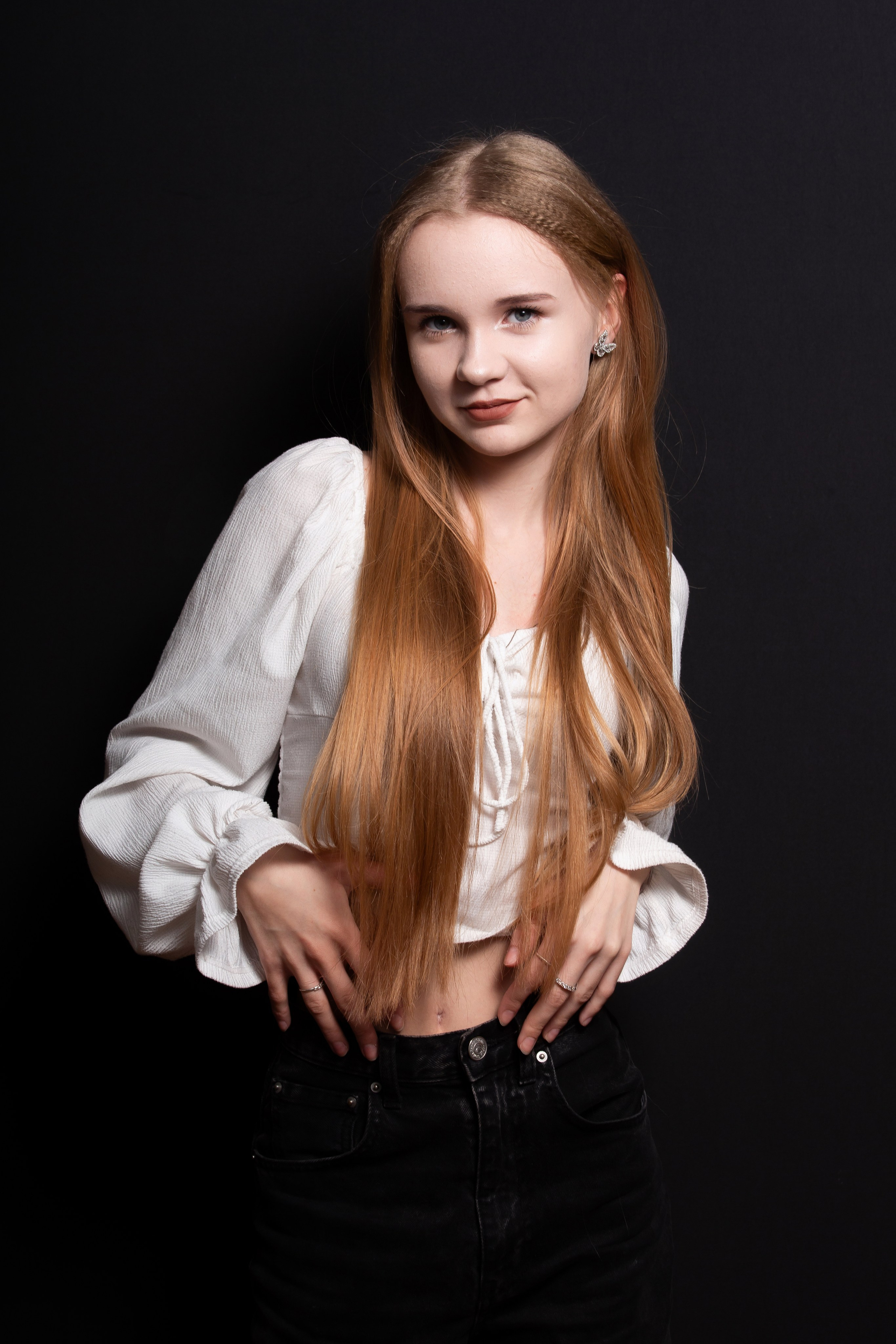 Портретная фотосессия для учеников 9 класса на чёрном фоне | Школьный фотограф Николай Богатырёв | Твой альбом / Твои правила. ТВОЙ АЛЬБОМ / ТВОИ ПРАВИЛА