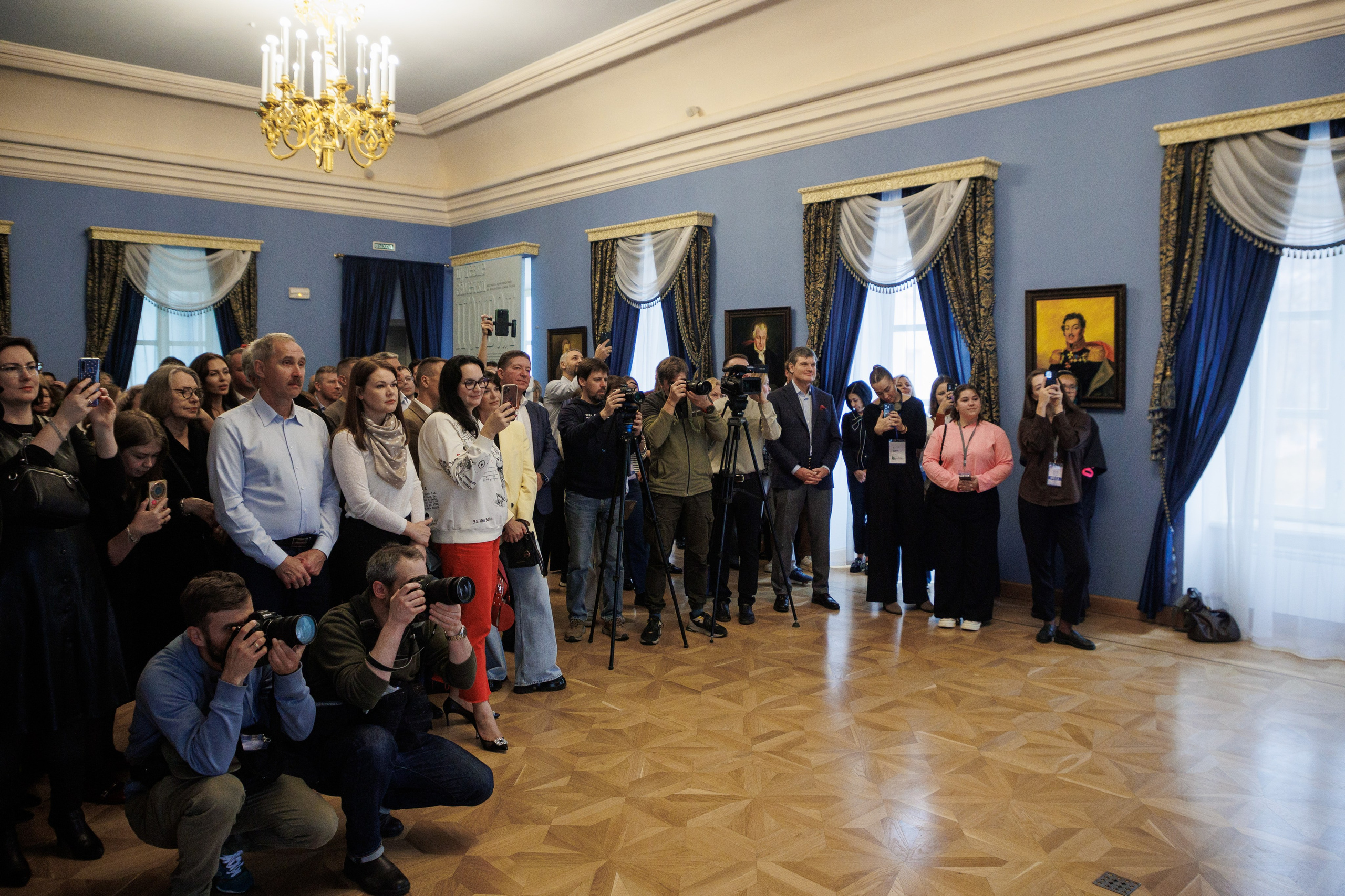 Открытие экспозиции «Путевые заметки. Привал». Фотограф городских и семейных событий Артем Карпухин