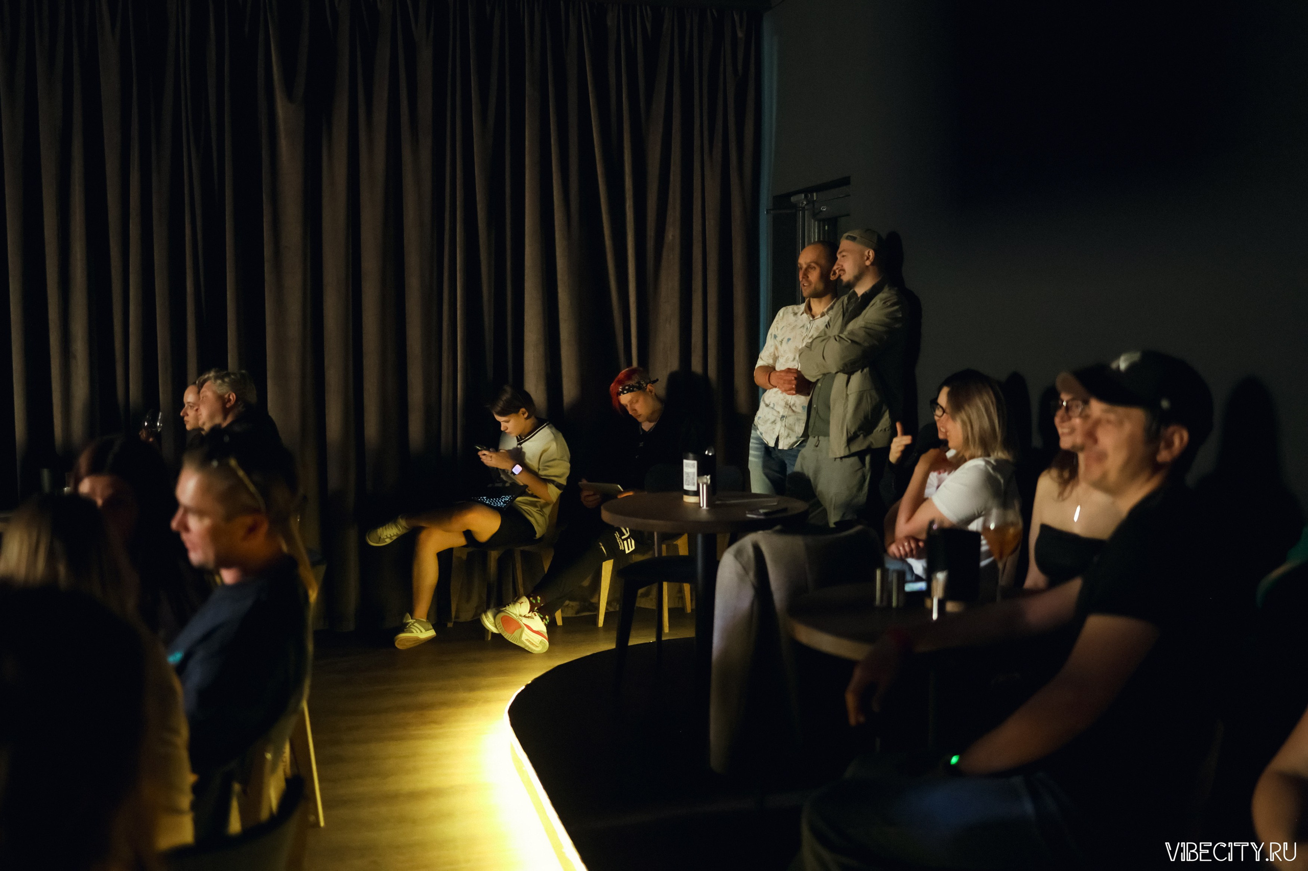 Стендап клуб Локация. VIBECITY.RU Вайб Сити Ру Фоторепортажи Фотоотчеты Калининград