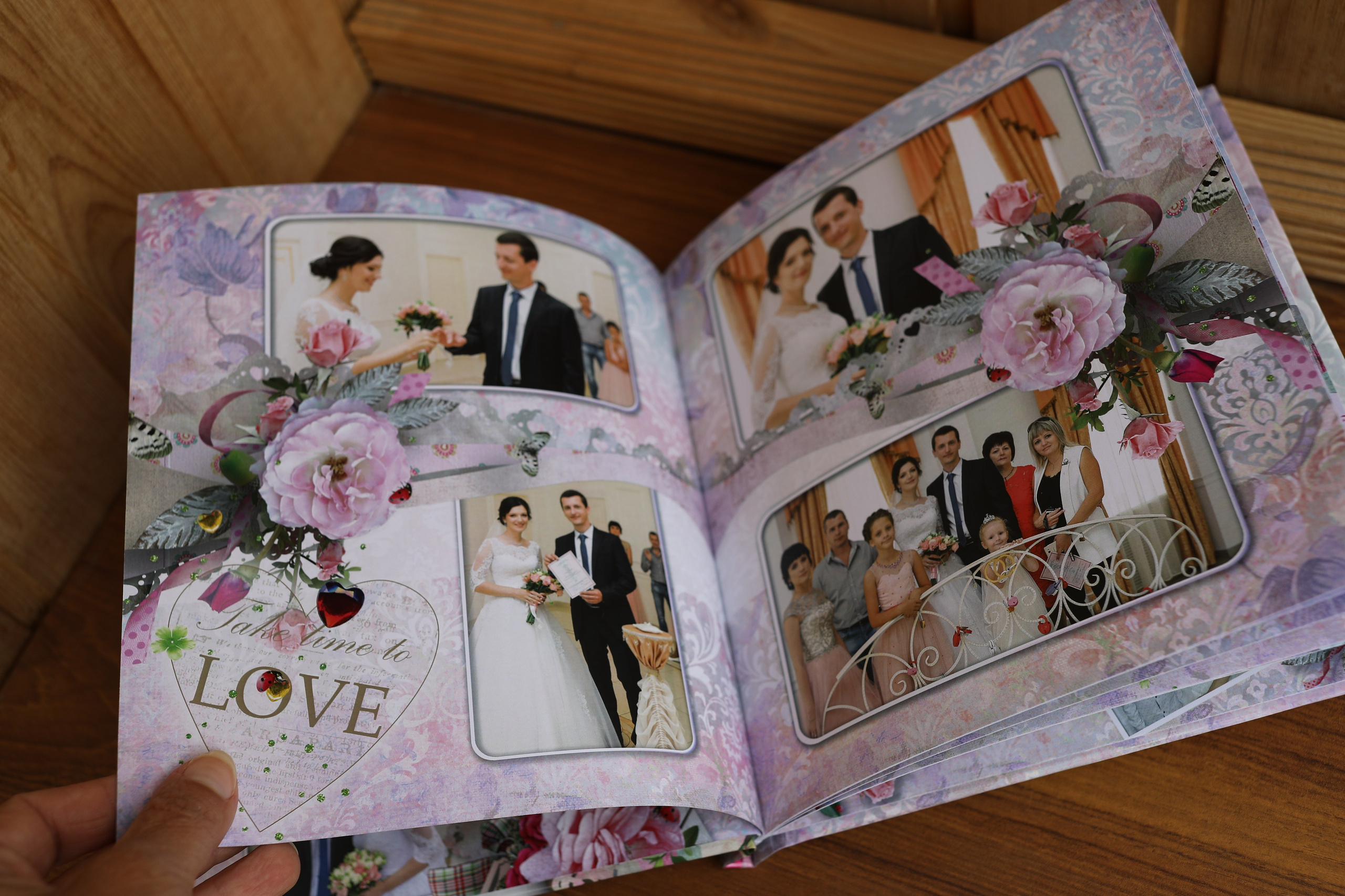 medlori fotobook Фотокниги в Липецке. Свадебная фотокнига «WEDDING DAY» Фотокнига постраничная (от 20 до 40 страниц), цена зависит от количества разворотов. Варианты фотокниг, созданные мной от фотосъёмки до дизайна. Цена: от 7500 руб за 10 разворотов. Обложка жёсткая, листы 350 мг. Фотограф Медведева Лариса.