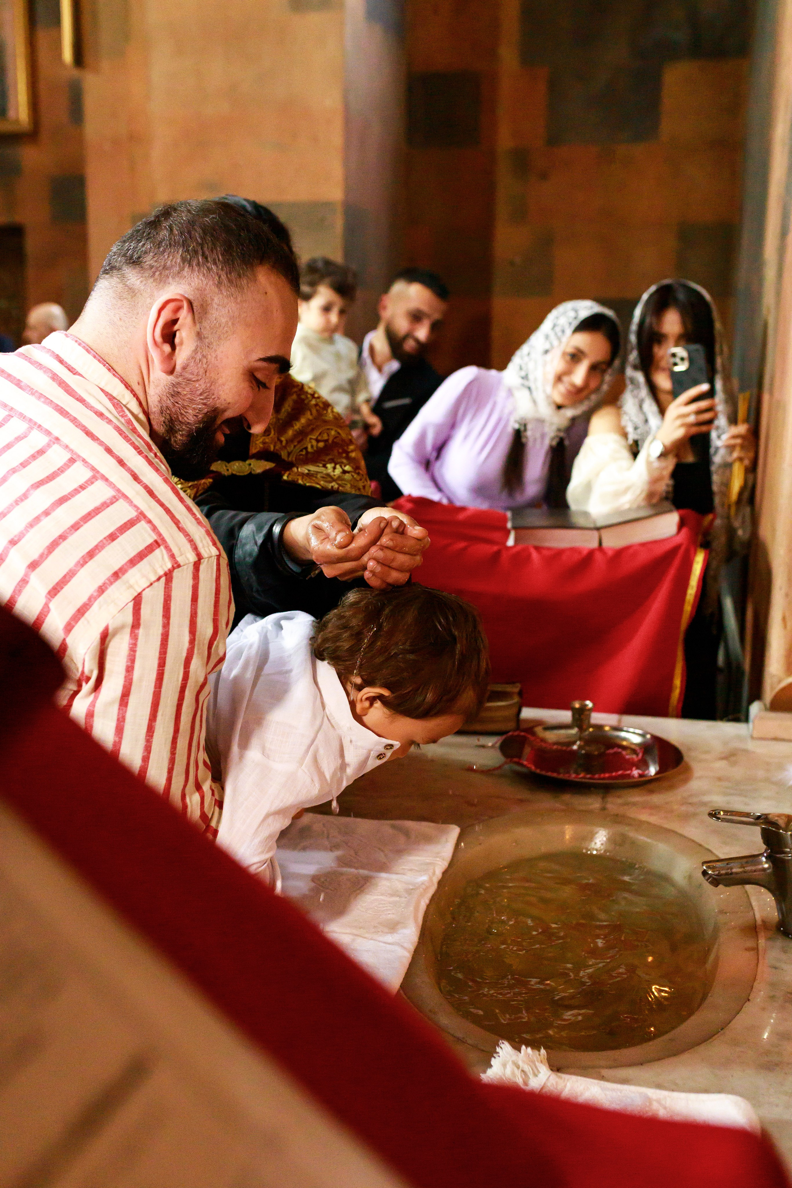 Таинство Крещения в Армянской церкви. Фотограф Тверь. Свадебные, семейные, индивидуальные фотосессии