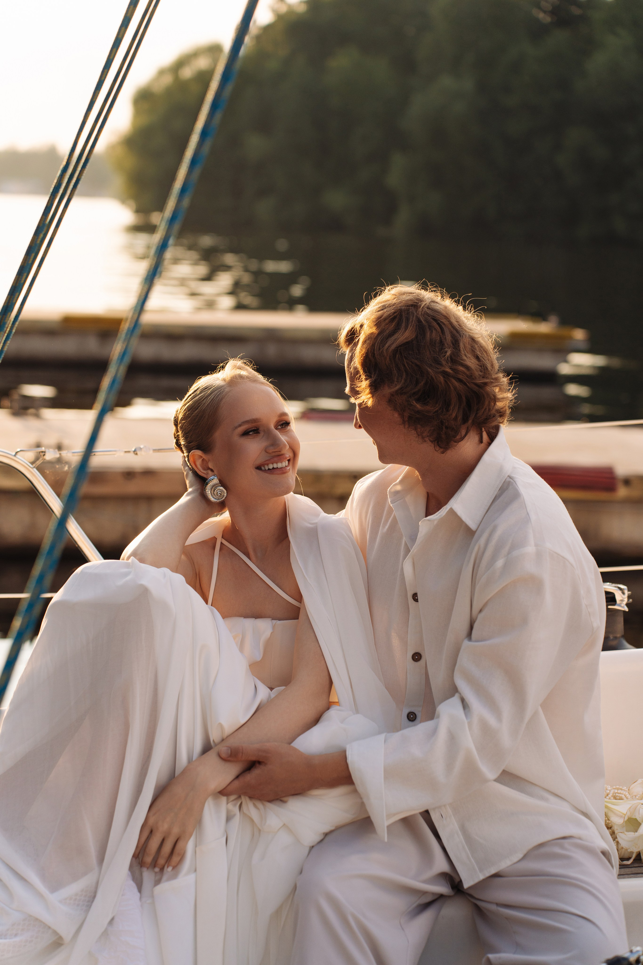 Свадебная фотосессия на яхте на закате (Пироговское водохранилище)
