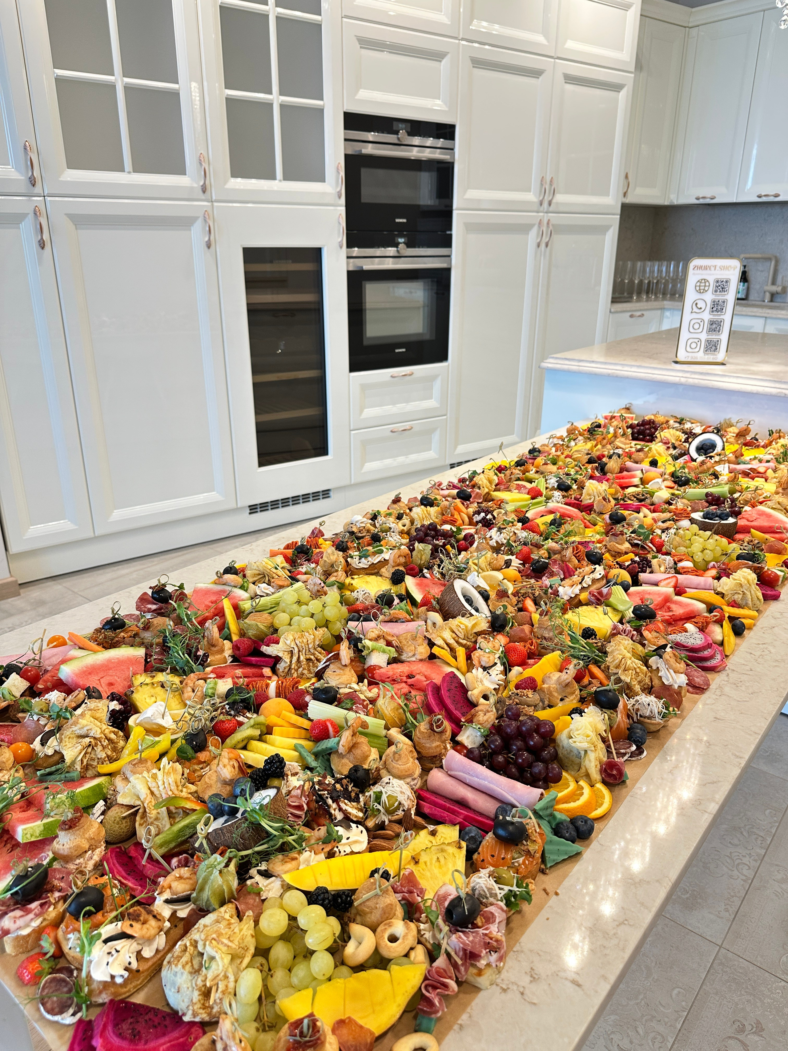 Столы. Выездной кейтеринг, съедобные букеты, торты и сладости на заказ