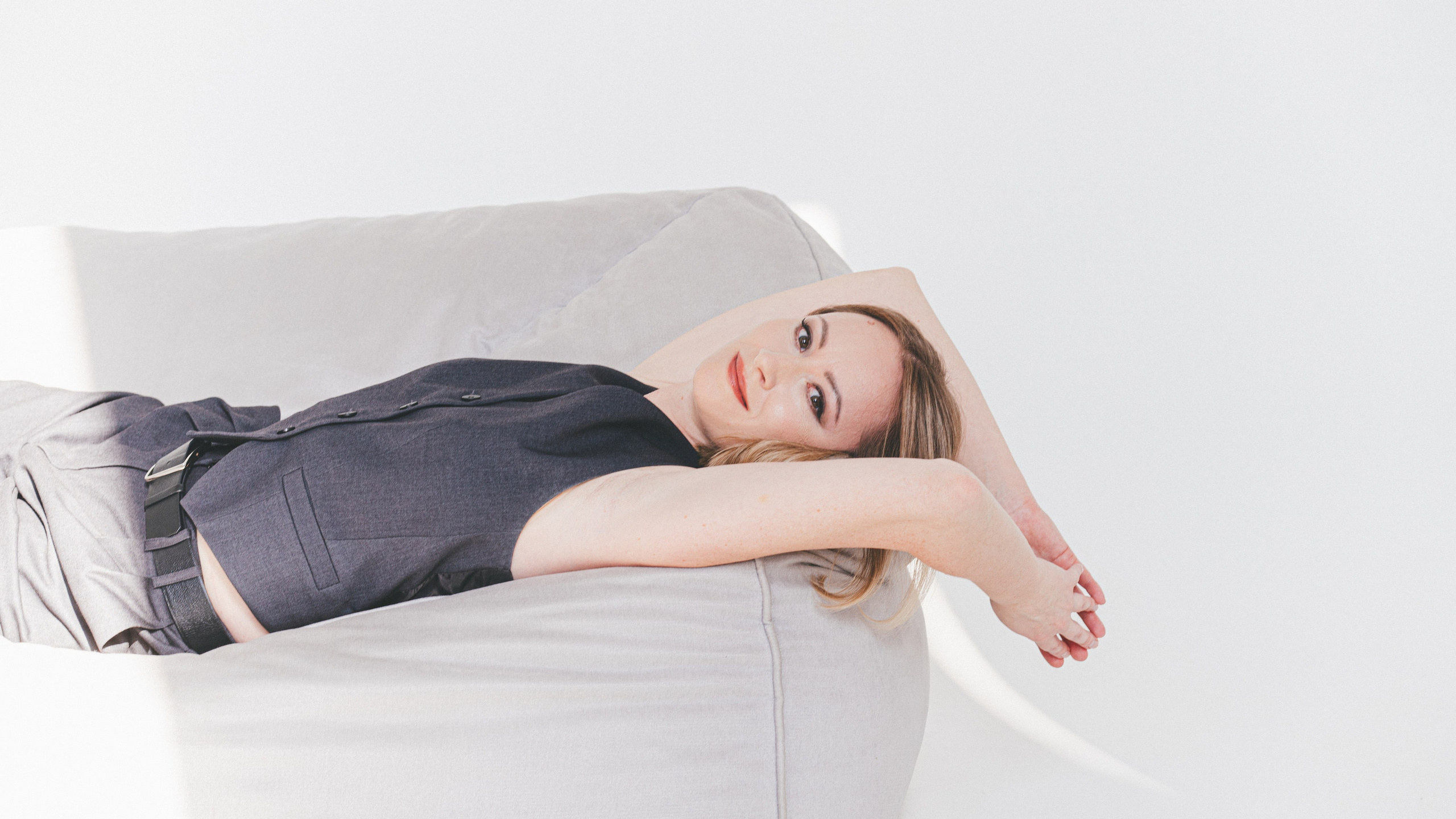 Женские студийные портреты. Главная