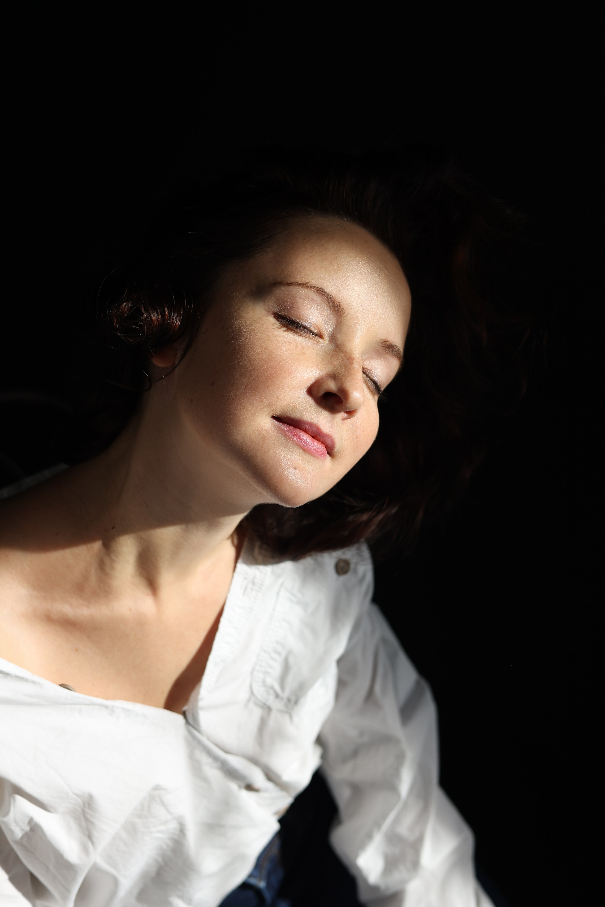 Сьемка в студии, брюнетка на темном фоне Фотограф - Мэри Маршания