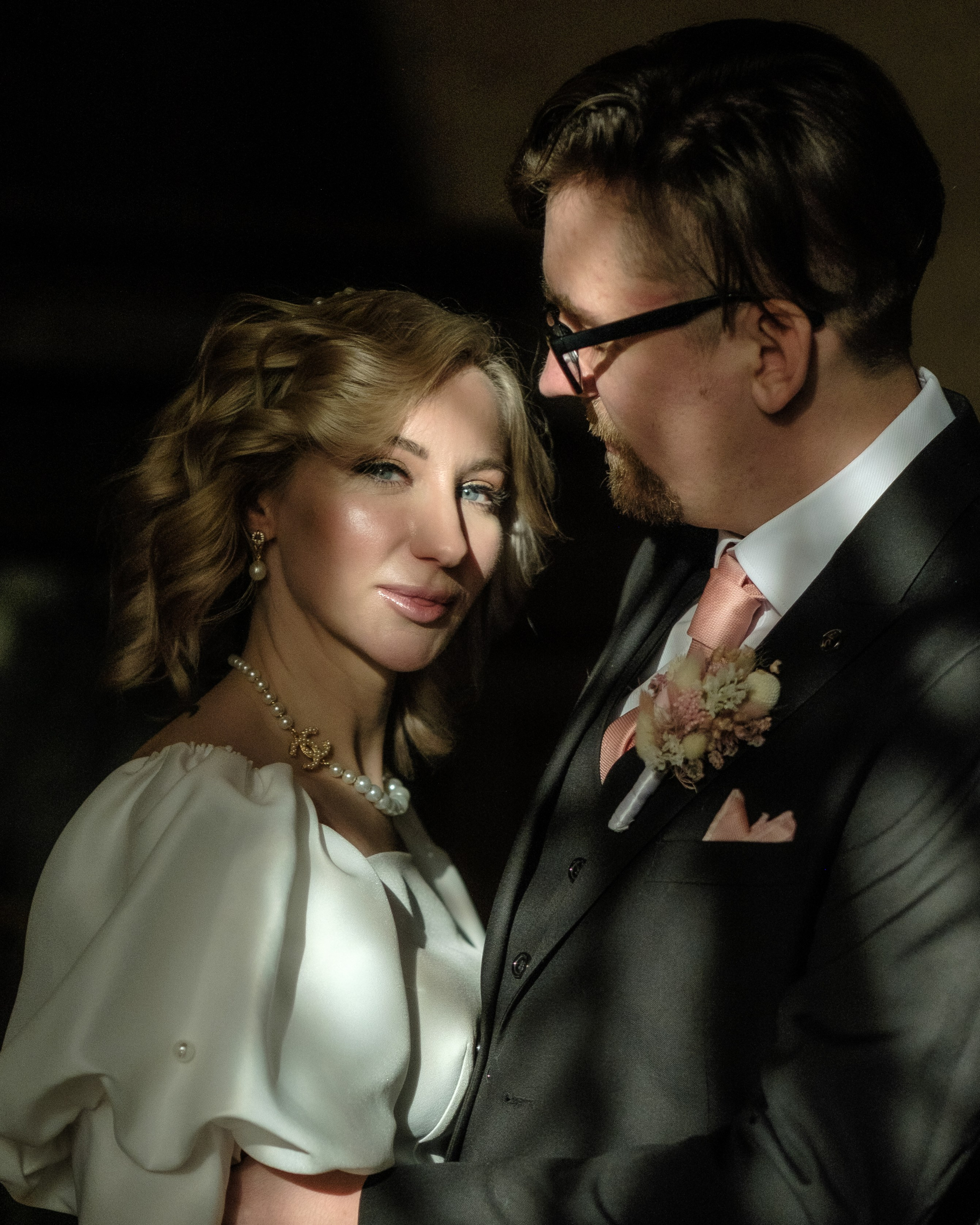 ЗАГС Петроградского района г. Санкт-Петербург - фотосессия молодожёнов в гостиной перед регистрацией. Фотограф Александр Шведов