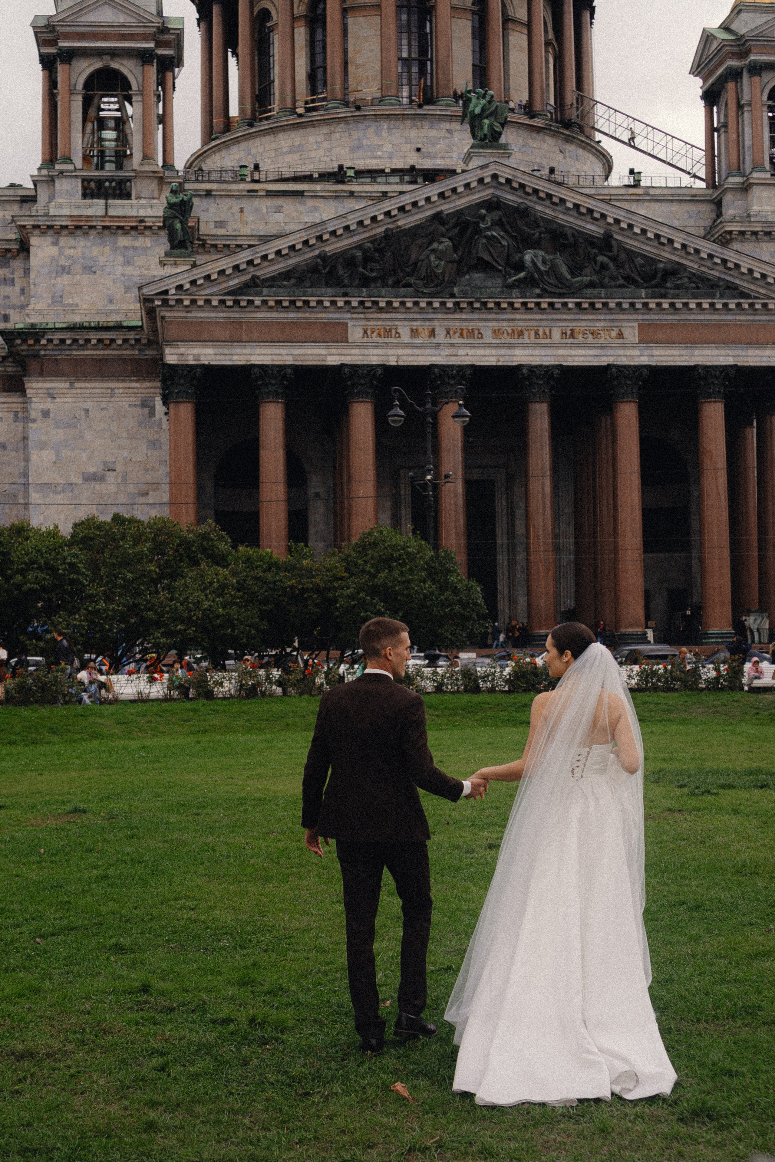 СВАДЕБНАЯ ПРОГУЛКА В САНТК-ПЕТЕРБУРГЕ (ИСАКИЕВСКИЙ СОБОР, ЗИМНЯЯ КАНАВКА, ЭРМИТАЖ И БОЛЬШАЯ МОРСКАЯ УЛИЦА). Профессиональный фотограф, Санкт-Петербург — Виктория Богомолова