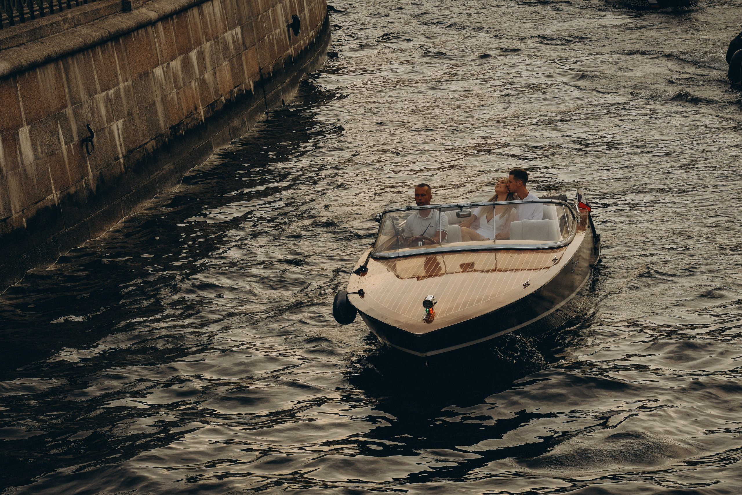 СВАДЕНБНАЯ СЬЕМКА НА КАТЕРЕ ПО КАНАЛАМ САНКТ-ПЕТЕРБУРГА И В АКВАТОРИИ НЕВЫ. Профессиональный фотограф, Санкт-Петербург — Виктория Богомолова