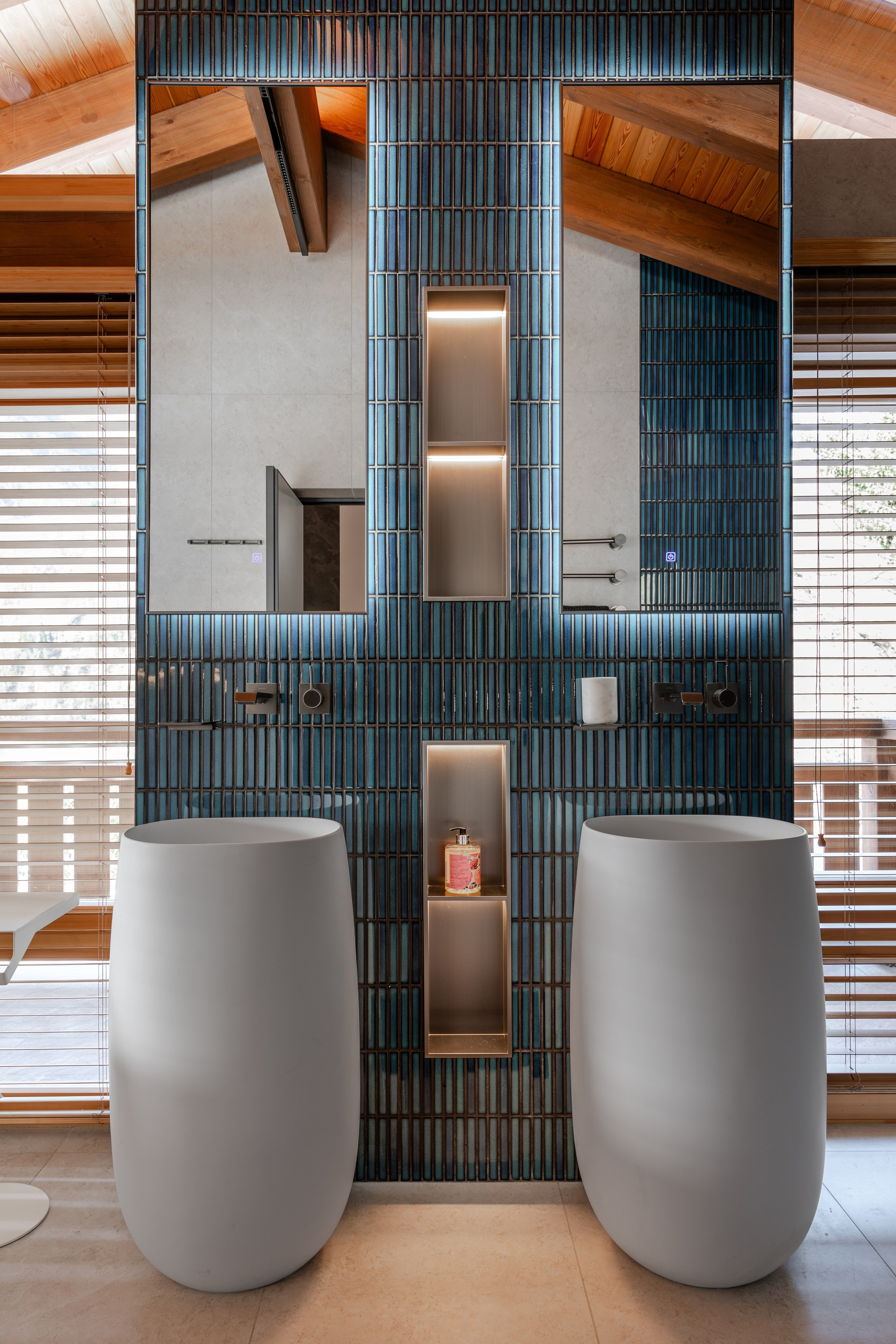 Интерьерная фотосъёмка загородного дома площадью 300 кв м в п. Эстосадок. Интерьерный фотограф Москва