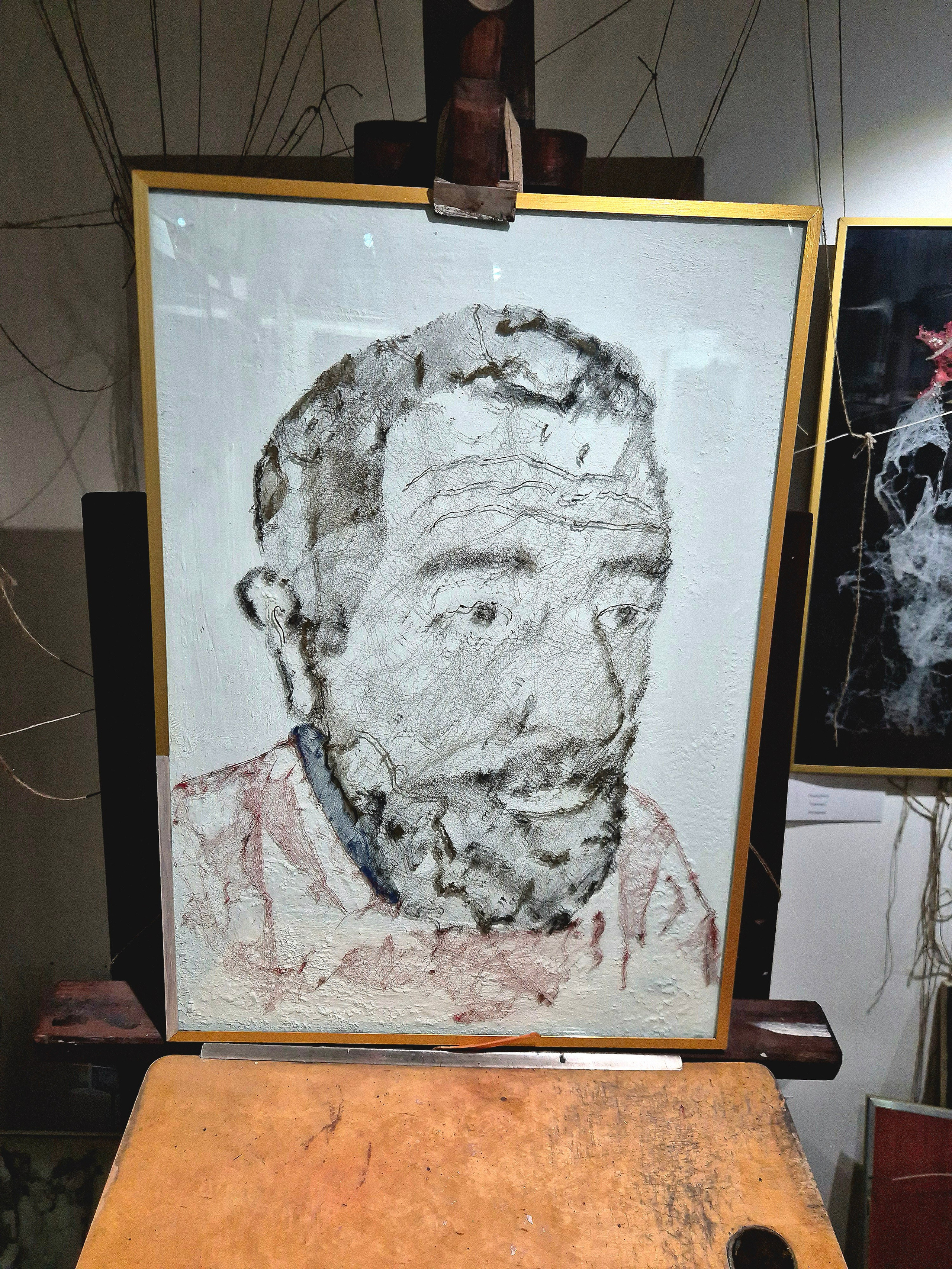 Дальше отправились в музей картин из паутины. Экскурсию проводил сам автор работ