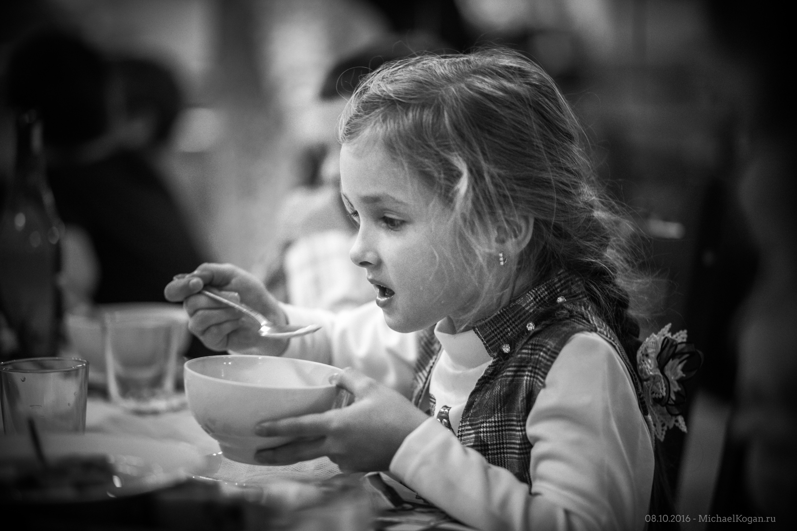 kogan.studio - девочка кушает суп