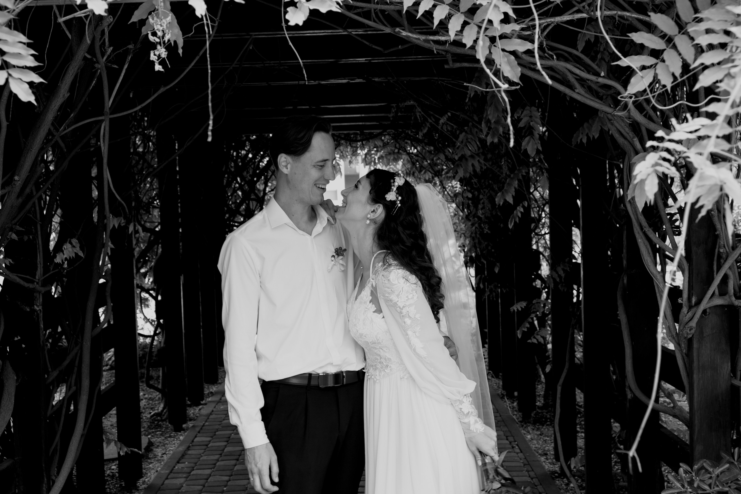 О+Д (ЗАГС, прогулка Центр и Парк Победы, банкет). Профессиональная фотосъемка в Крыму. Натуральные эмоции и живые кадры. Забронируйте дату прямо сейчас!