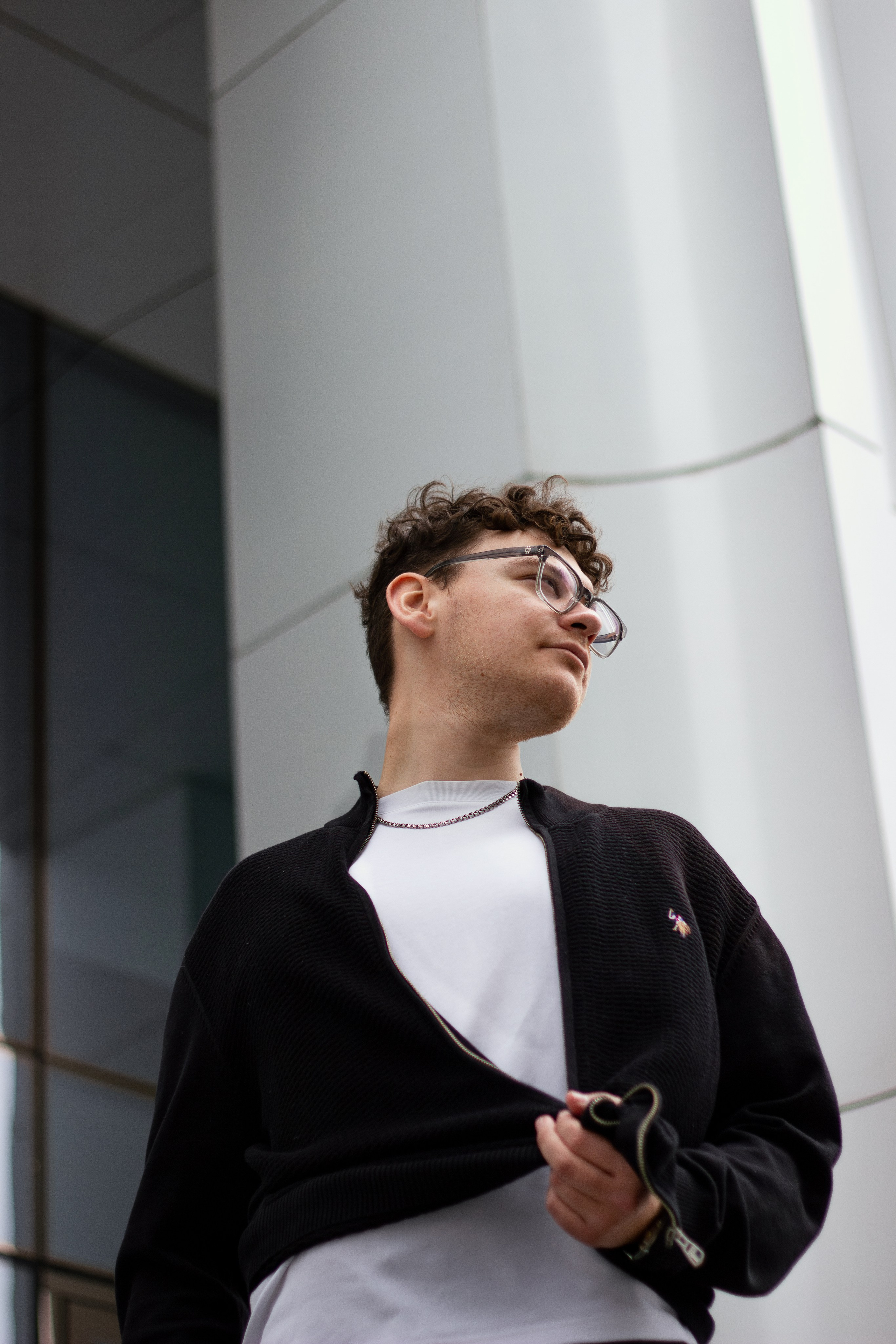 Илья в Бизнес-центе Аквамарин. Портретный фотограф Москва Юлия Трякина