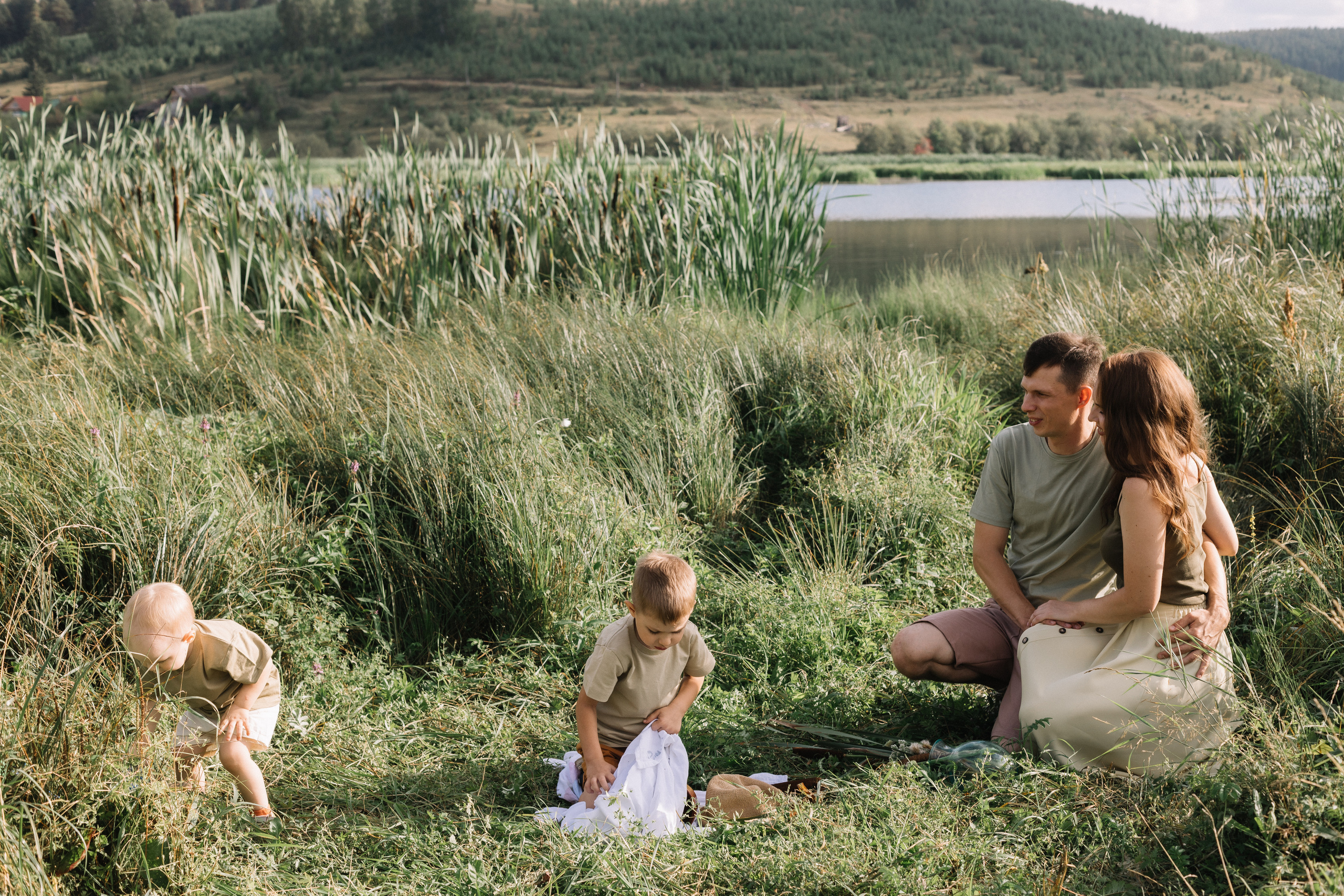 У пруда. Фотограф Регина Даниловна Усть — Катав