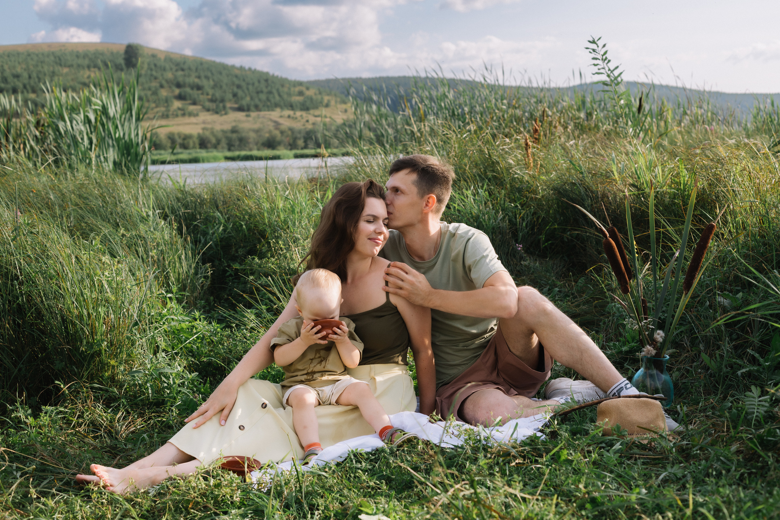 У пруда. Фотограф Регина Даниловна Усть — Катав