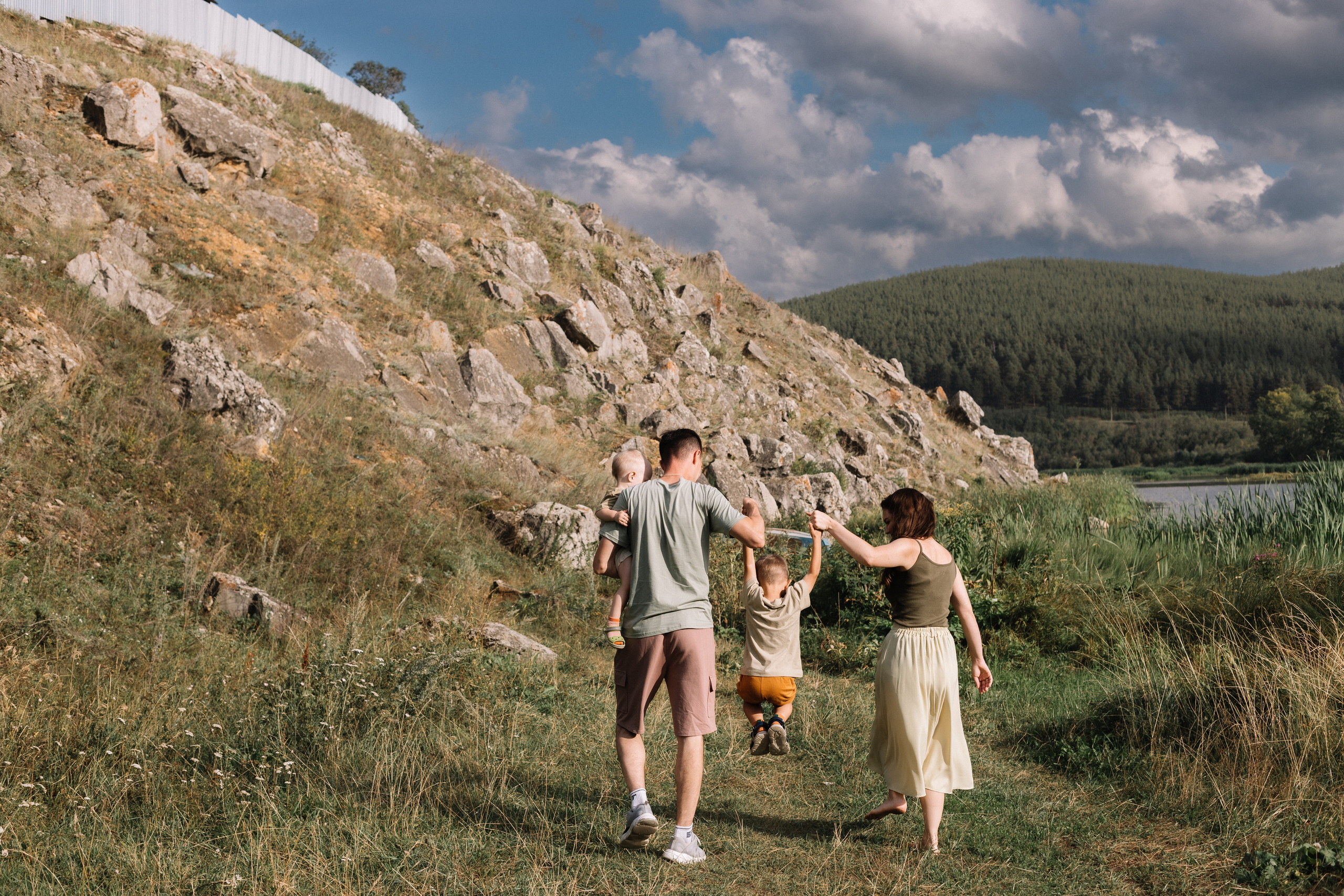 У пруда. Фотограф Регина Даниловна Усть — Катав