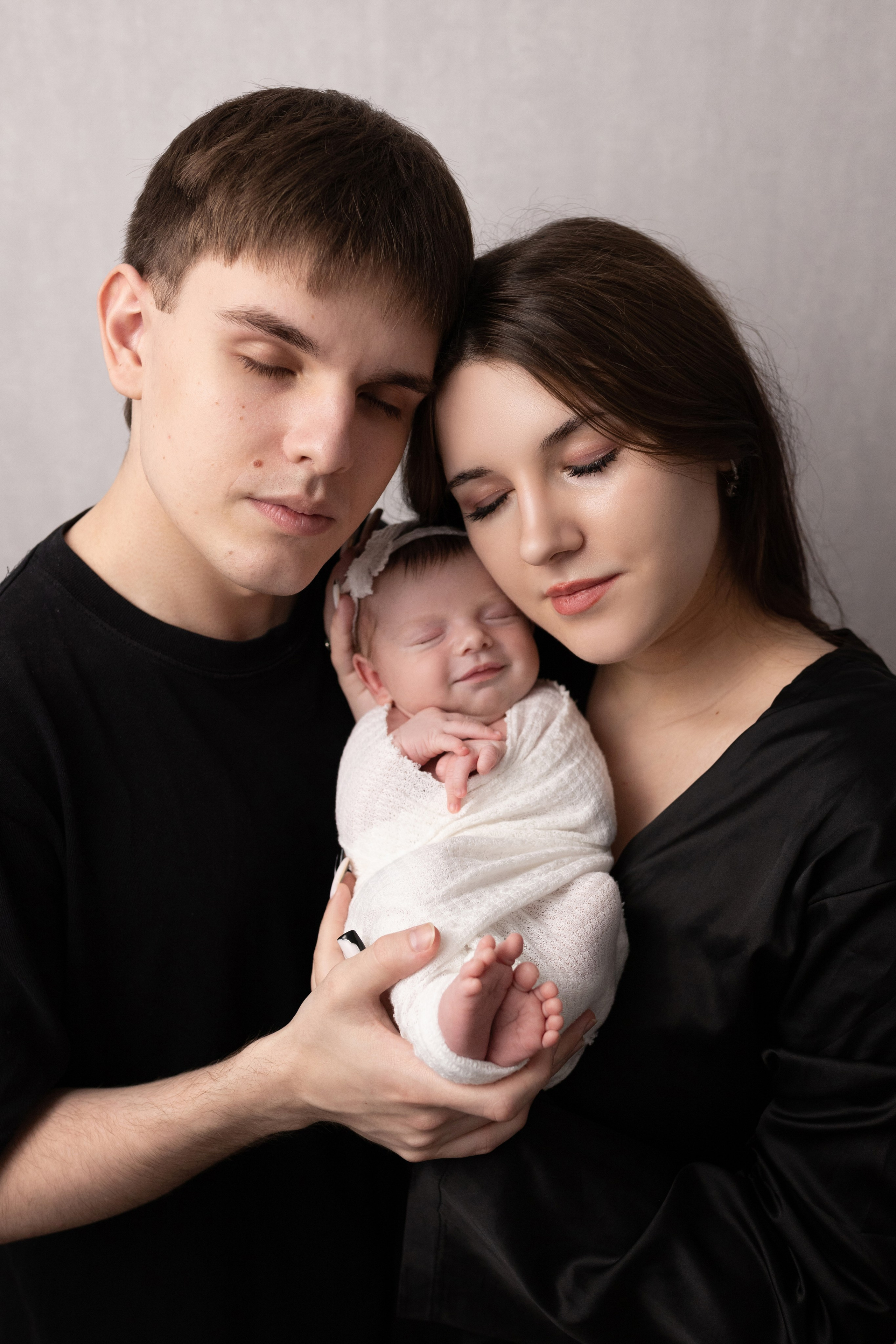 Кадры малыша с родителями. Фотограф новорождённых Анапа Елена Кушнарь