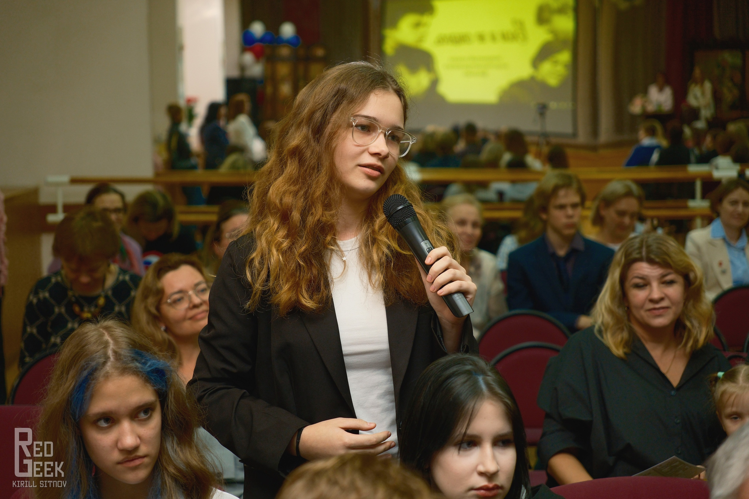 Зрители актового зала школы №1375 на премьере ремейка фильма «Вам и не снилось!».