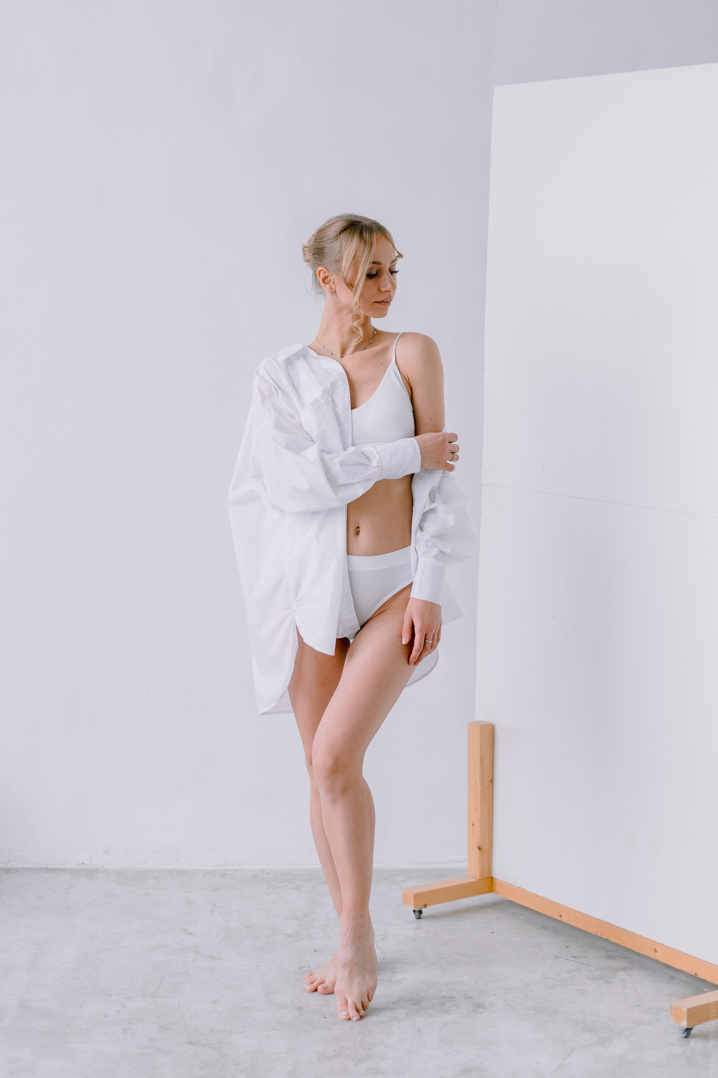 девушка в белом белье