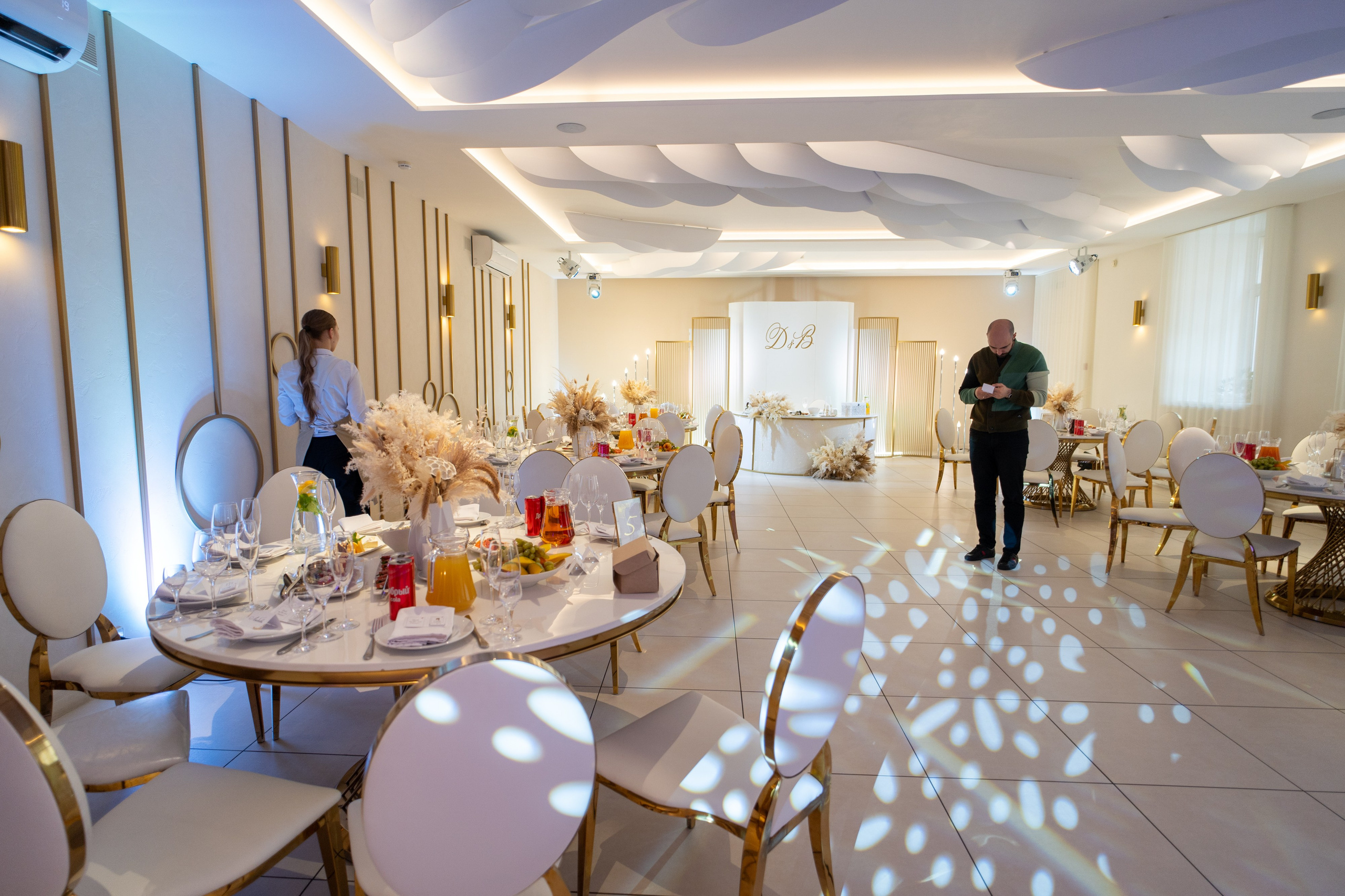 Сборы в отеле Индиго, съемка в Академии художеств, роспись во дворце бракосочетания№ 2 и банкет Нева Холл. Свадебный фотограф Александр Невский в Санкт-Петербурге