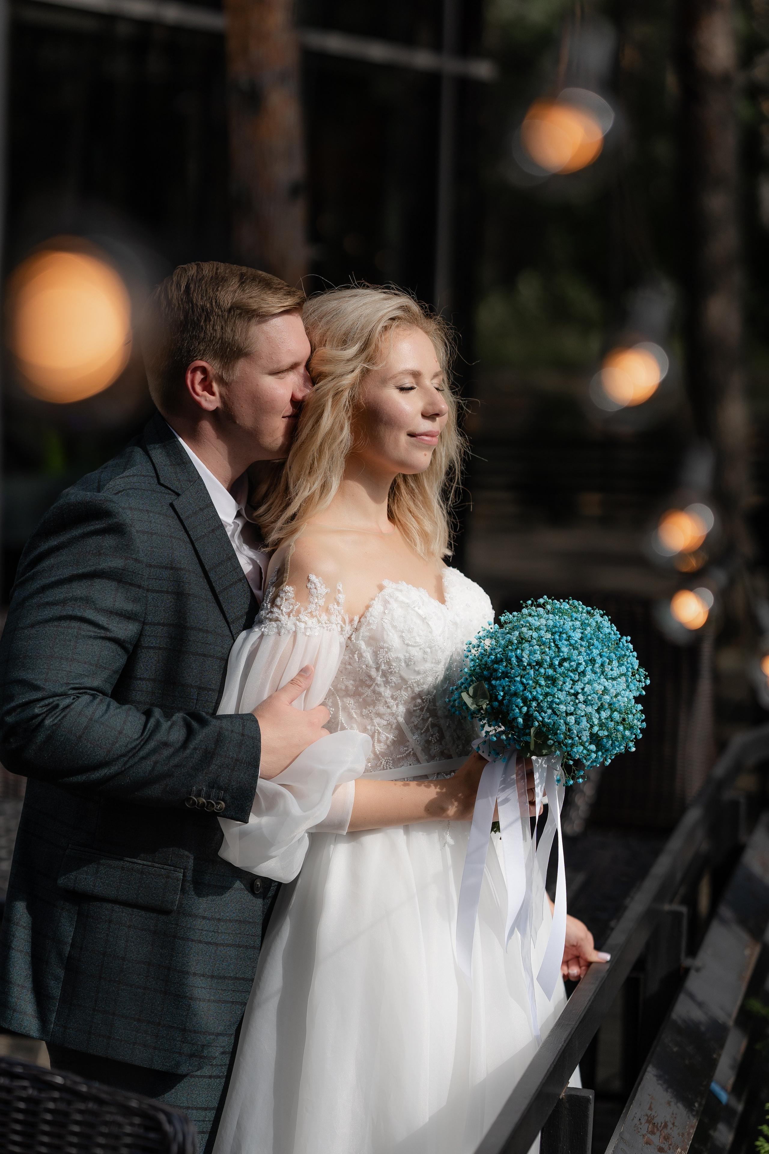 жених и невеста гуляют по берегу финского залива курортном районе в сестрорецке