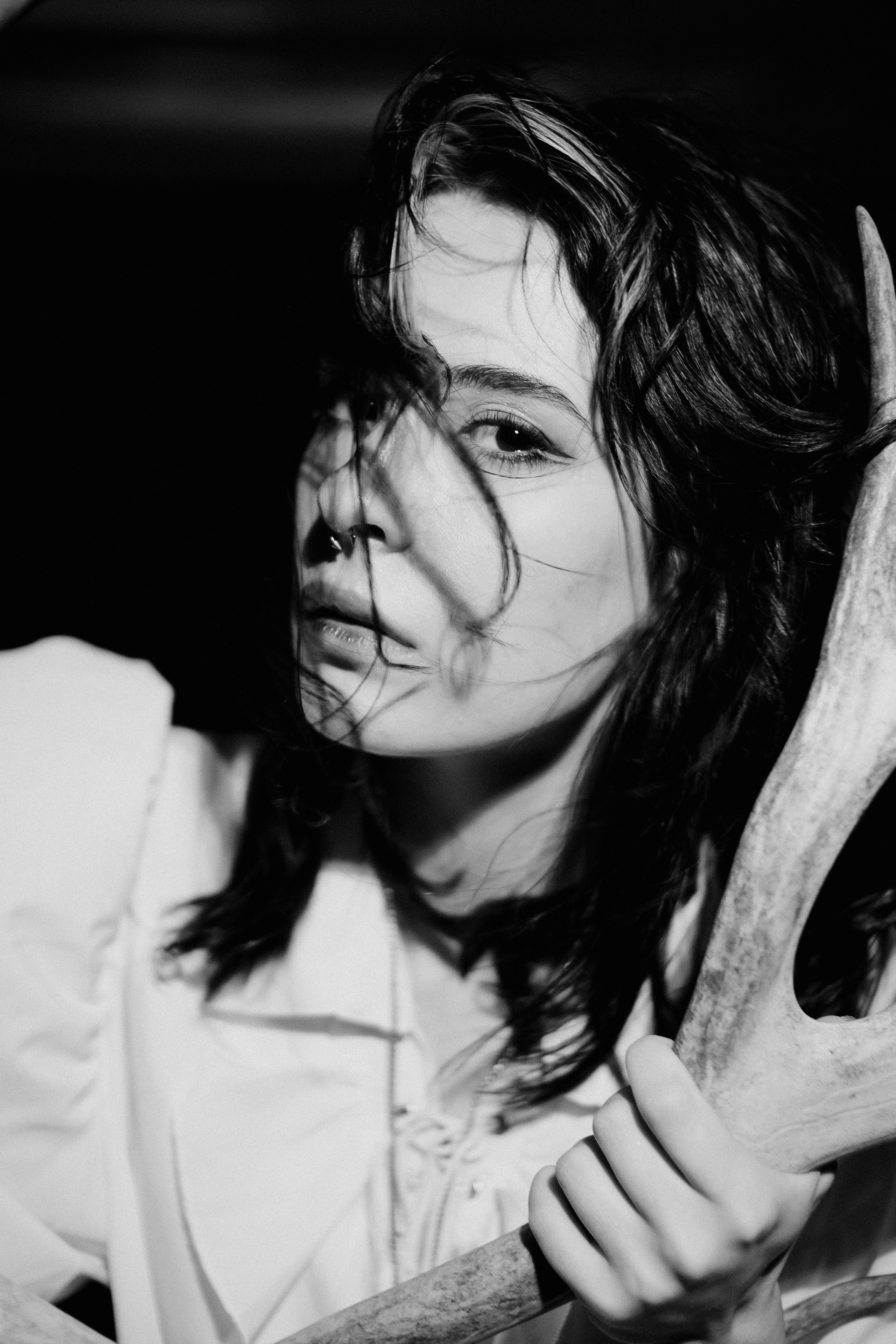 Съёмка у моря с оленьими рогами