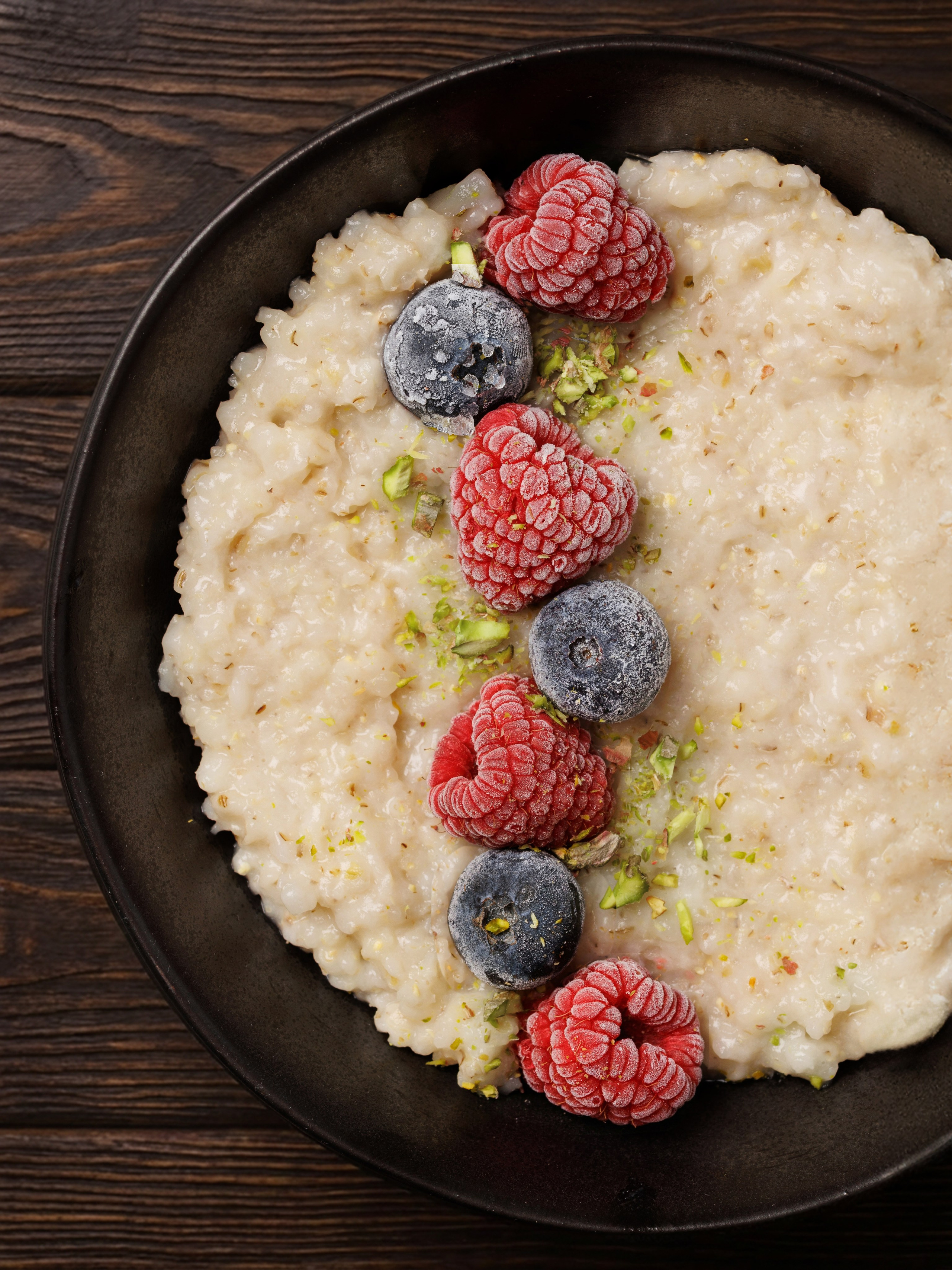 фудстайлинг ячневой каши с замороженными ягодами