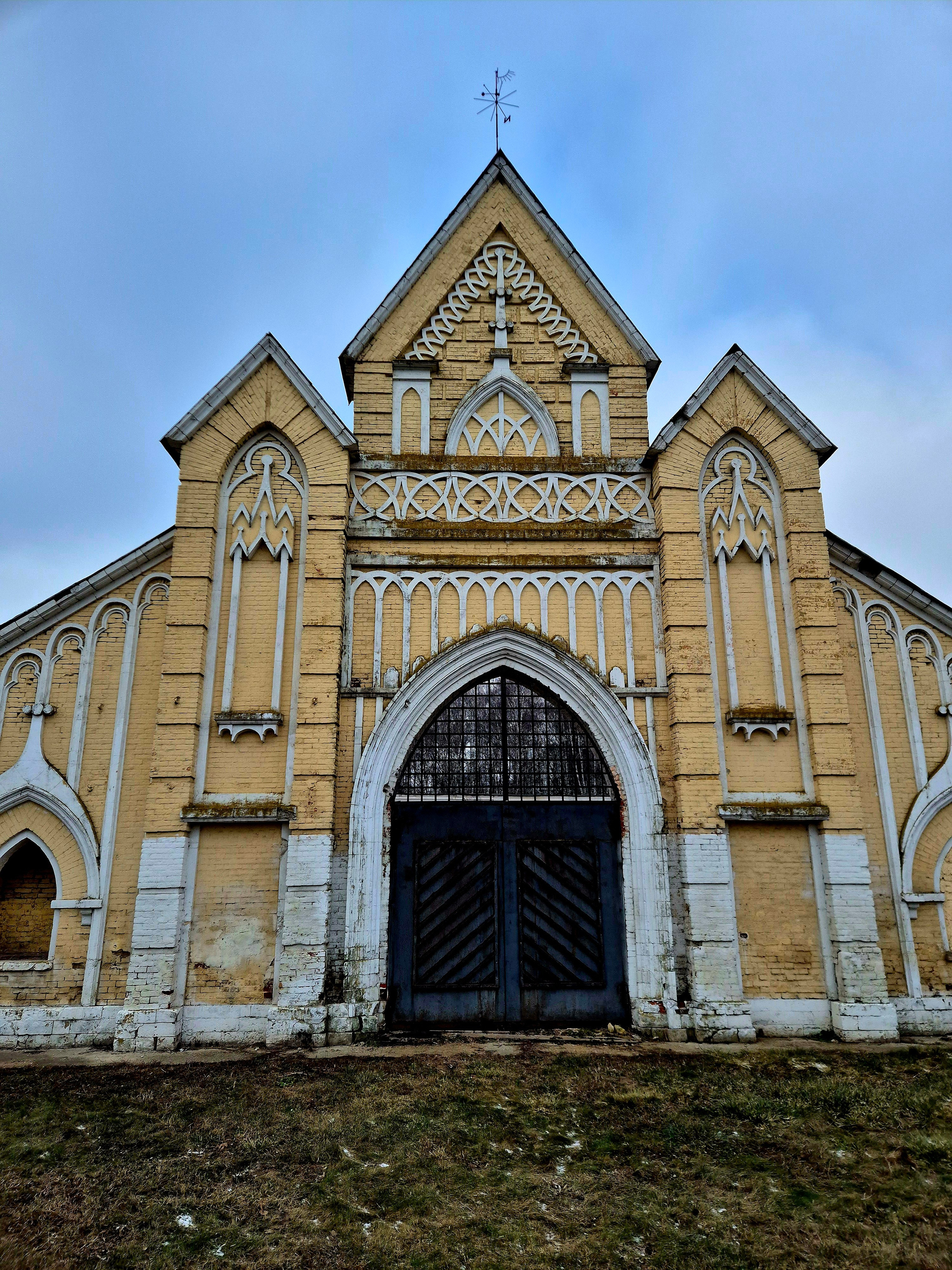 Сохранилось много усадебных строений. Особо выделяются въездные ворота конного двора в стиле псевдоготики. 