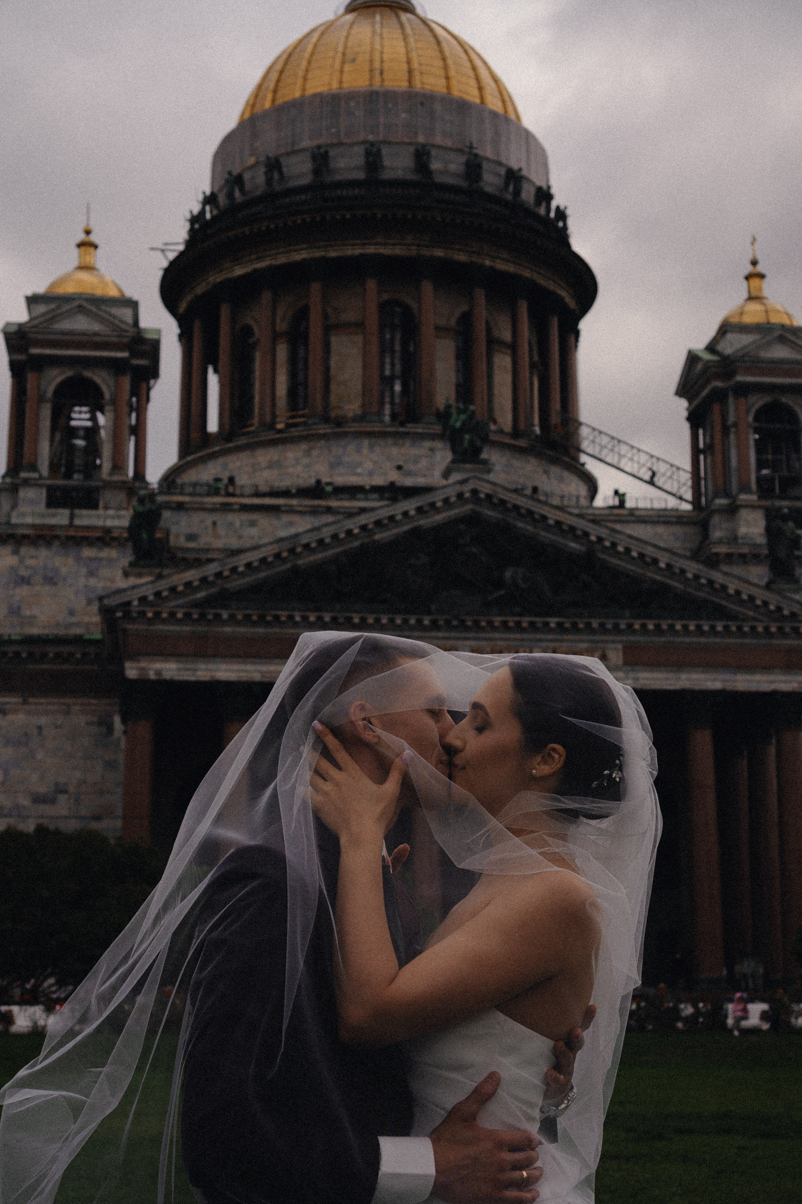 СВАДЕБНАЯ ПРОГУЛКА В САНТК-ПЕТЕРБУРГЕ (ИСАКИЕВСКИЙ СОБОР, ЗИМНЯЯ КАНАВКА, ЭРМИТАЖ И БОЛЬШАЯ МОРСКАЯ УЛИЦА). Профессиональный фотограф, Санкт-Петербург — Виктория Богомолова