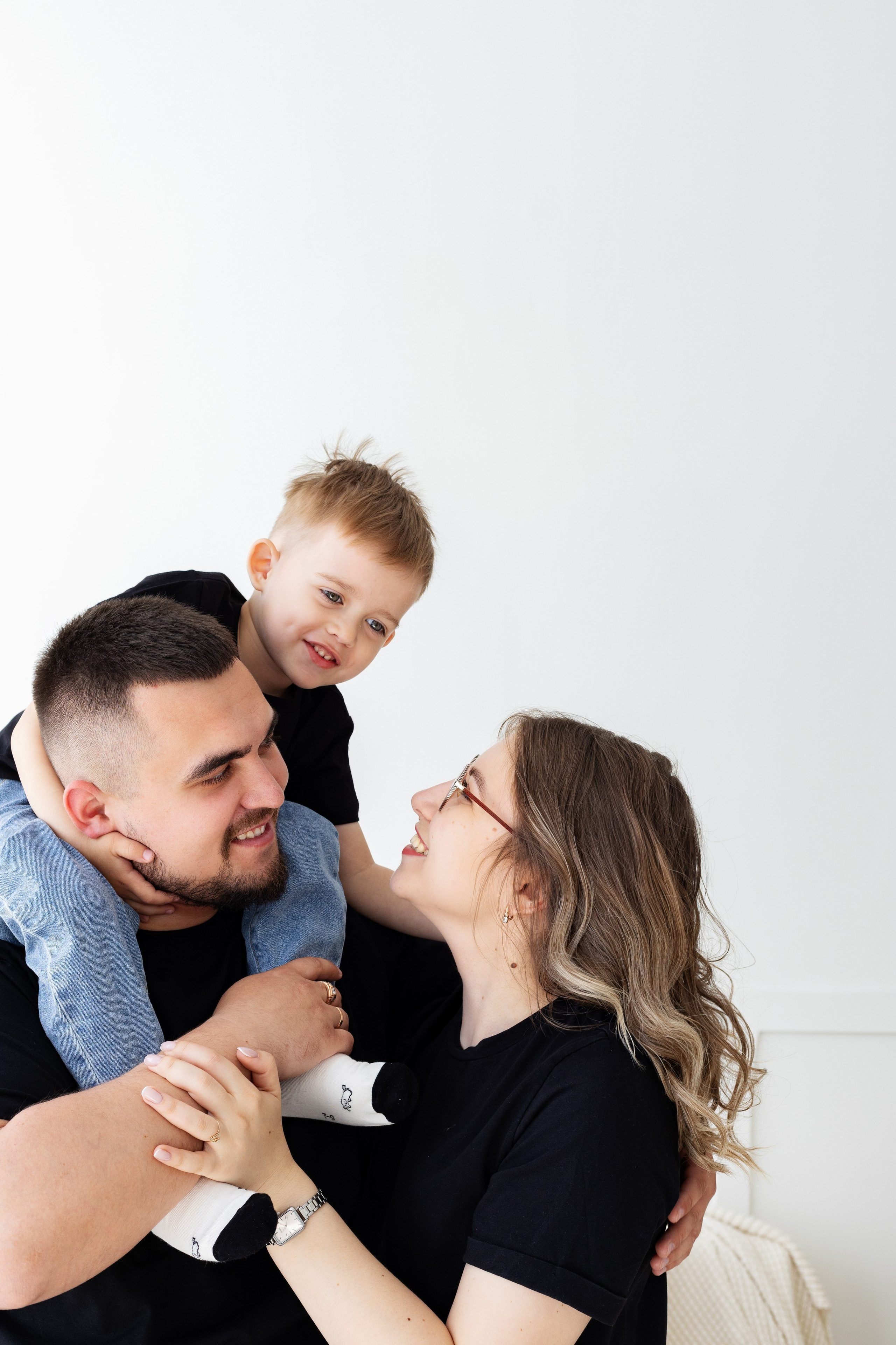 Семейная фотосессия в студии (Михаил, Крестина и Макар). Женский фотограф в Орске Новотроицке Динара Долганова