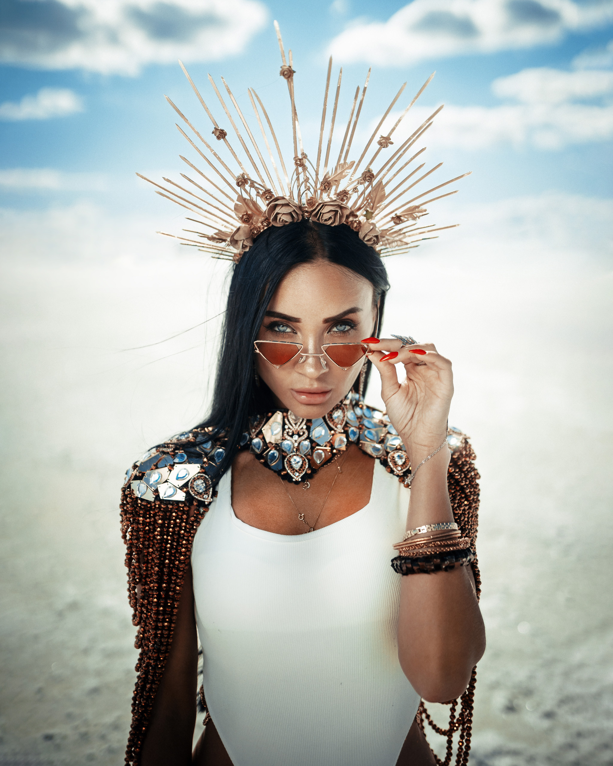 Burning man девушка смотрит в камеру поверх очков