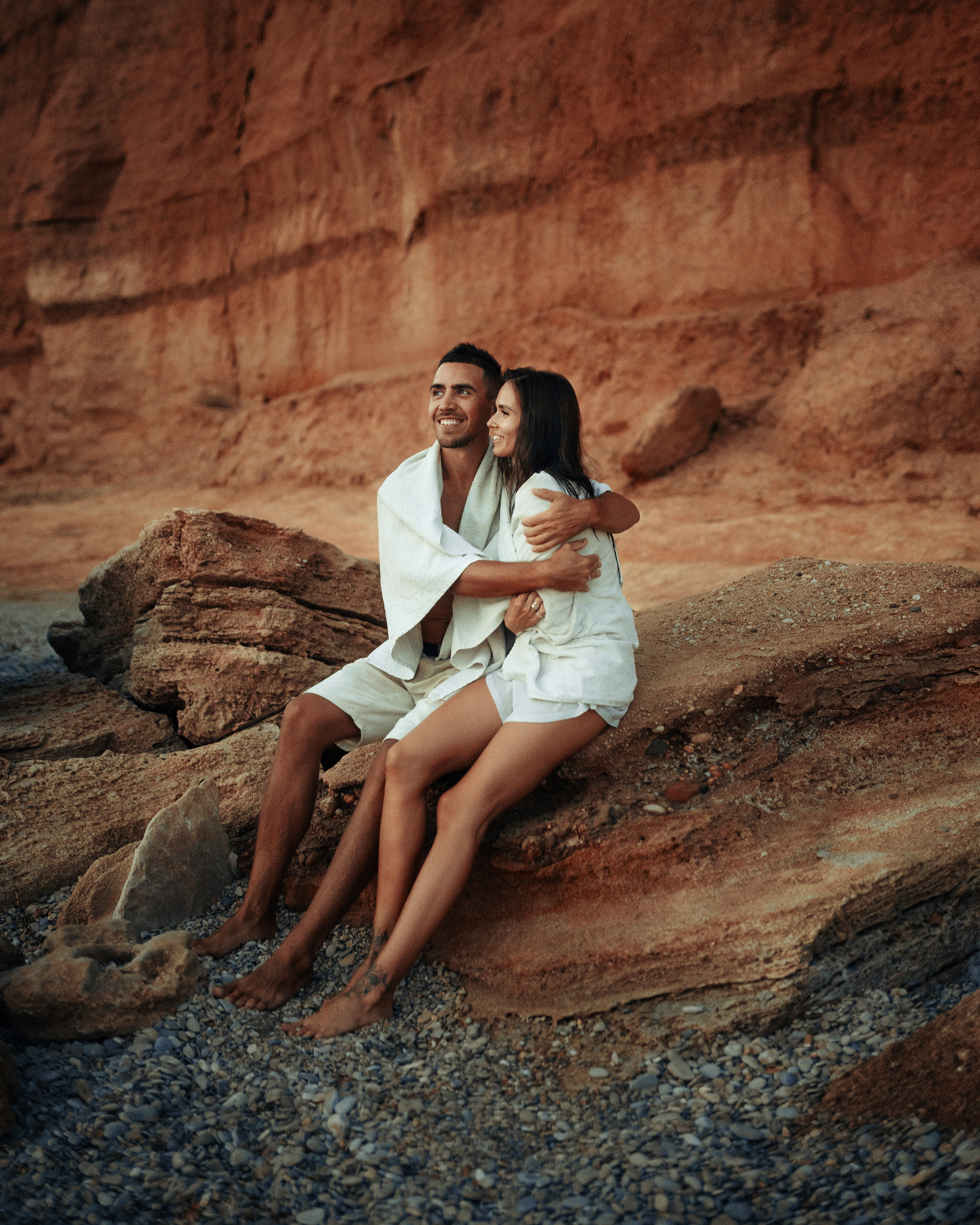 Семейная пара парень и девушка фотосессия на берегу моря в Севастополе