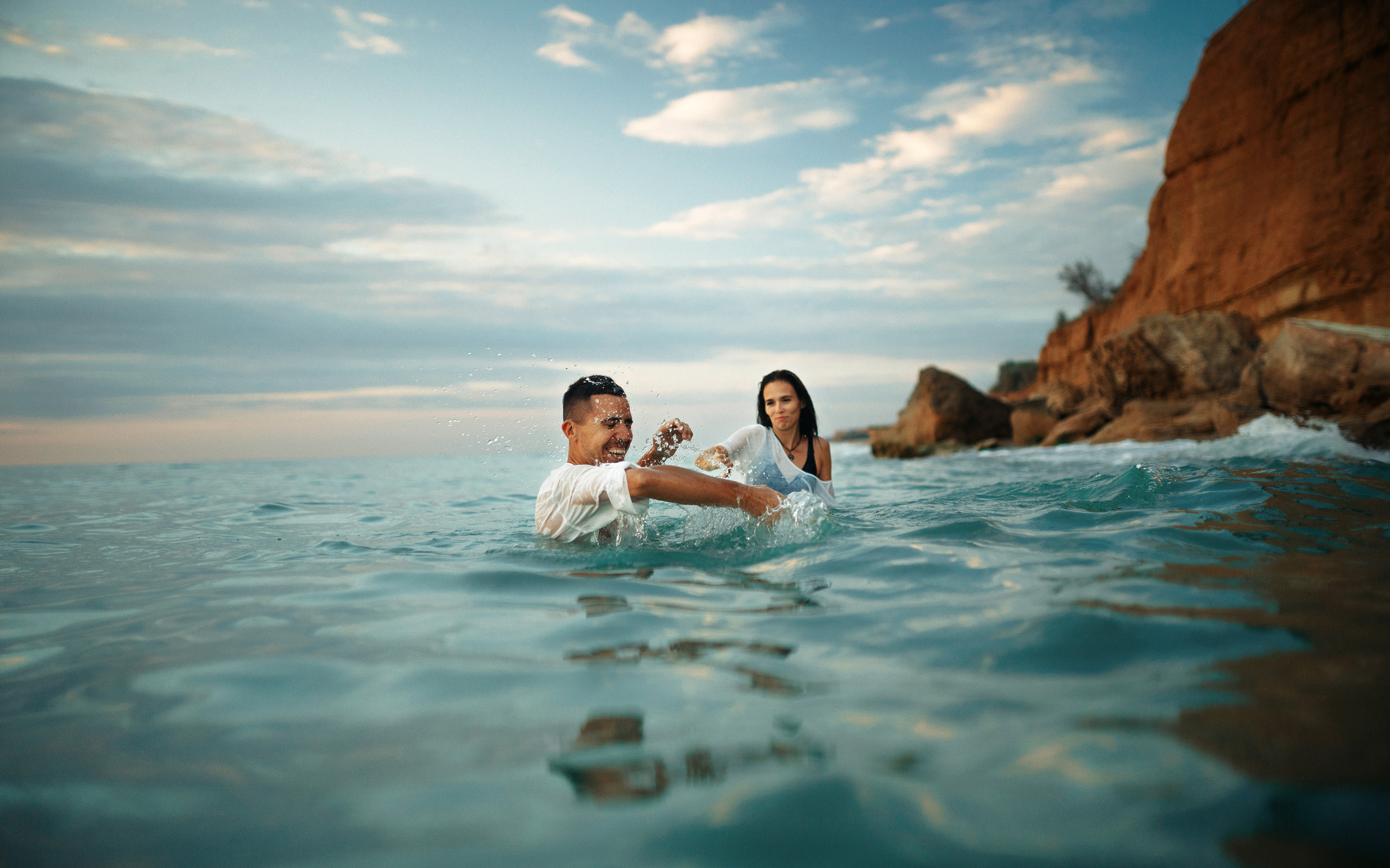 Семейная пара парень и девушка фотосессия на берегу моря в Севастополе